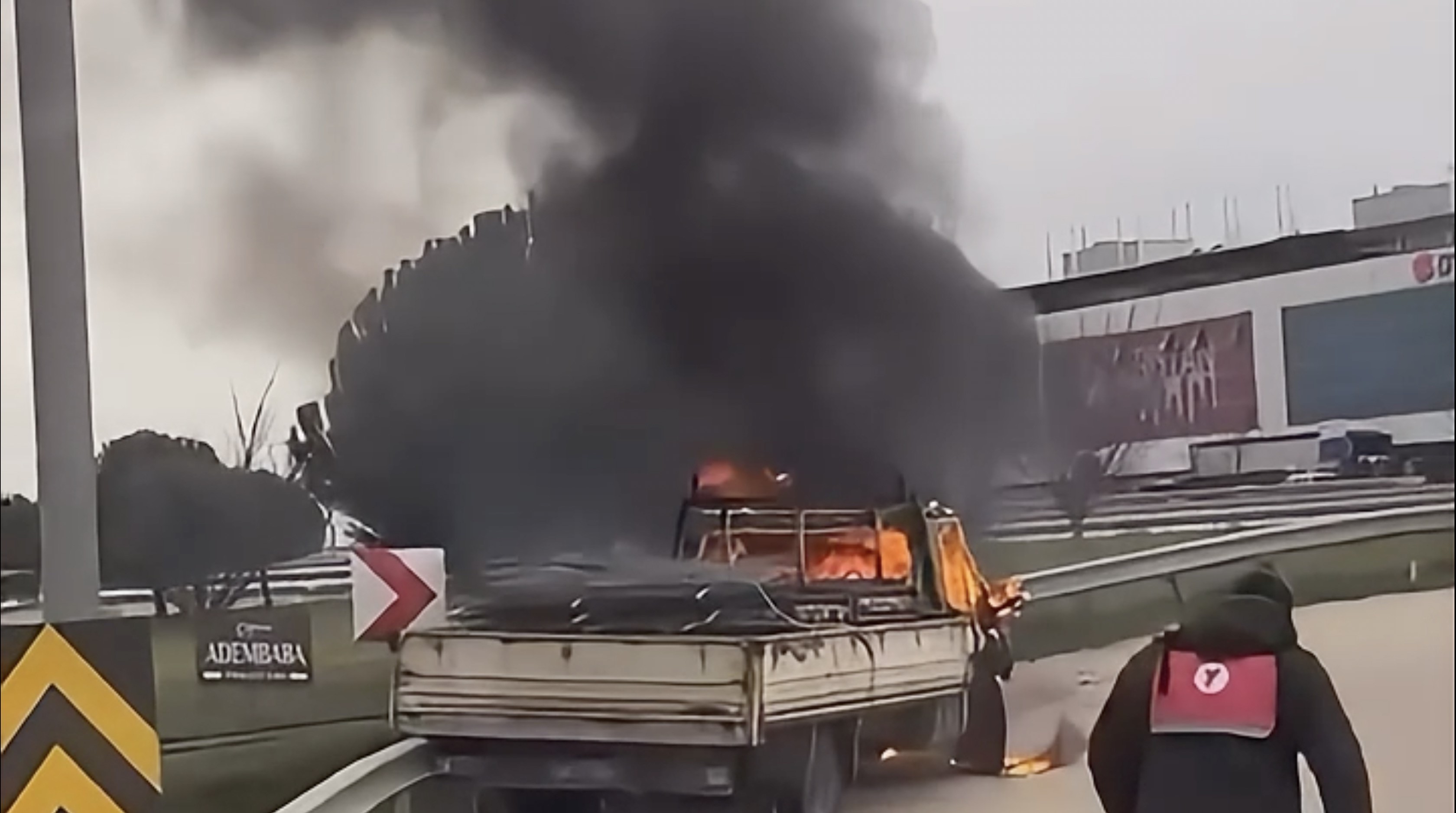 Bursa'da seyir halindeki kamyonet alev alev yandı