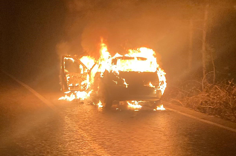 Bursa'da seyir halindeki otomobil alev alev yandı