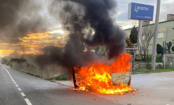 Bursa’da seyir halindeki otomobil alev topuna döndü