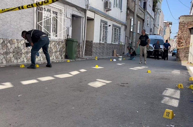 Bursa’da sokak ortasında kurşun yağmuruna tutulan şahıs ağır yaralandı
