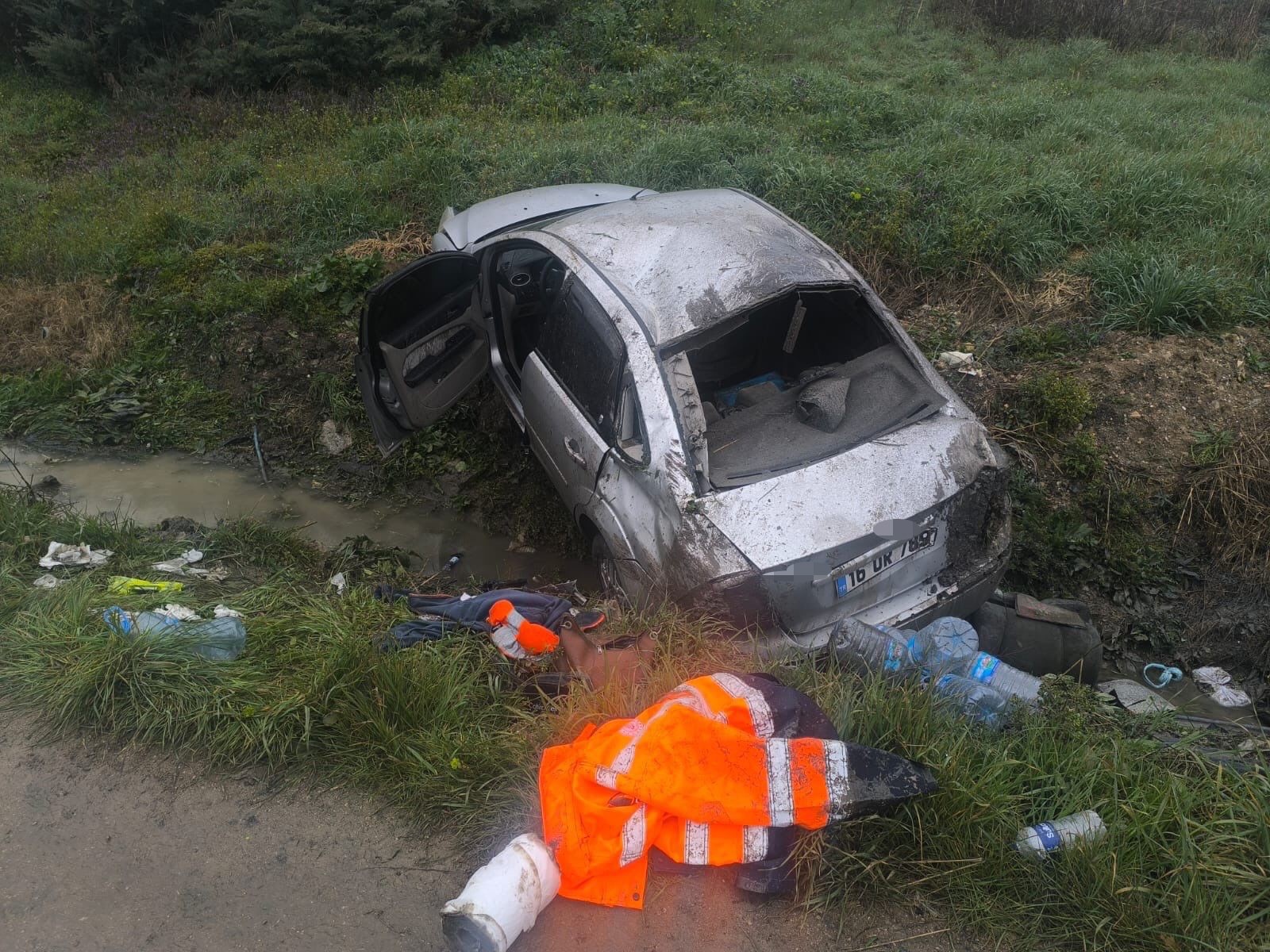 Bursa'da taklalar atan otomobil tarlaya uçtu: 3 yaralı