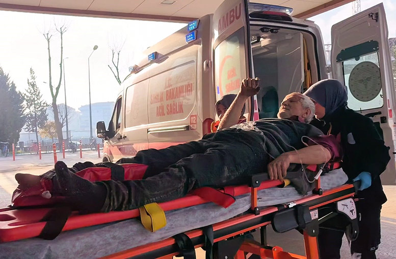 Bursa'da talihsiz kaza! İşçi demirlerin altında kaldı