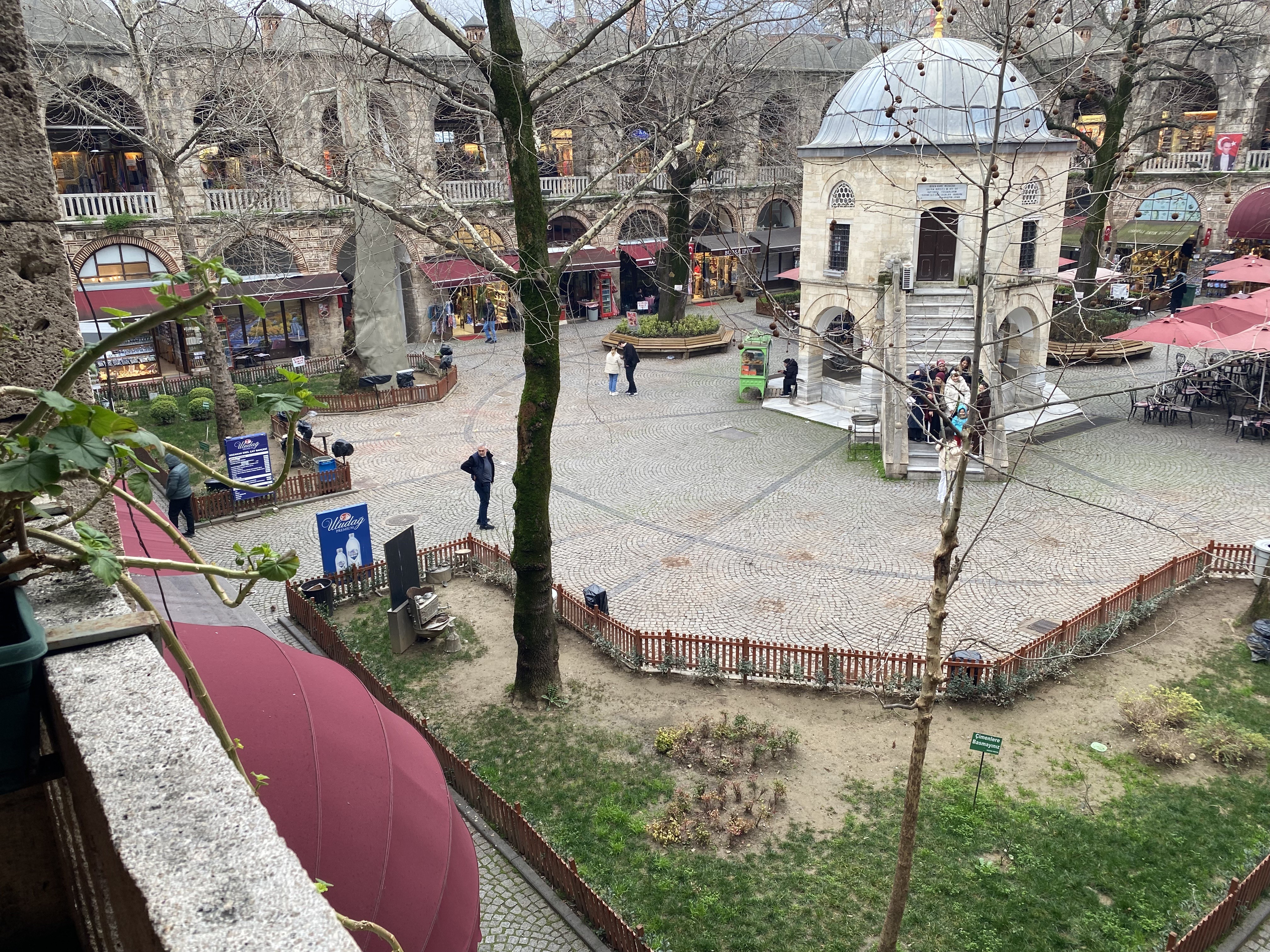 Bursa'da tarihi hanlarda yeni dönem: masa ve sandalyeler ortak kurul kararıyla kaldırılıyor!