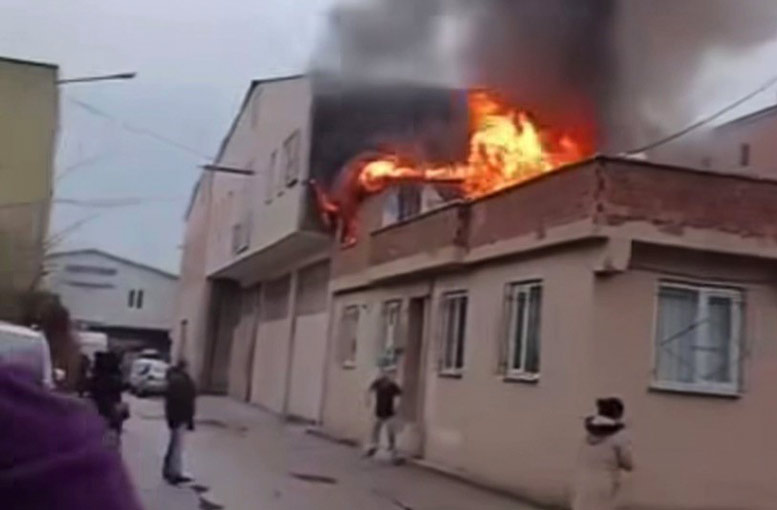 Bursa'da tek katlı evin çatısı yandı