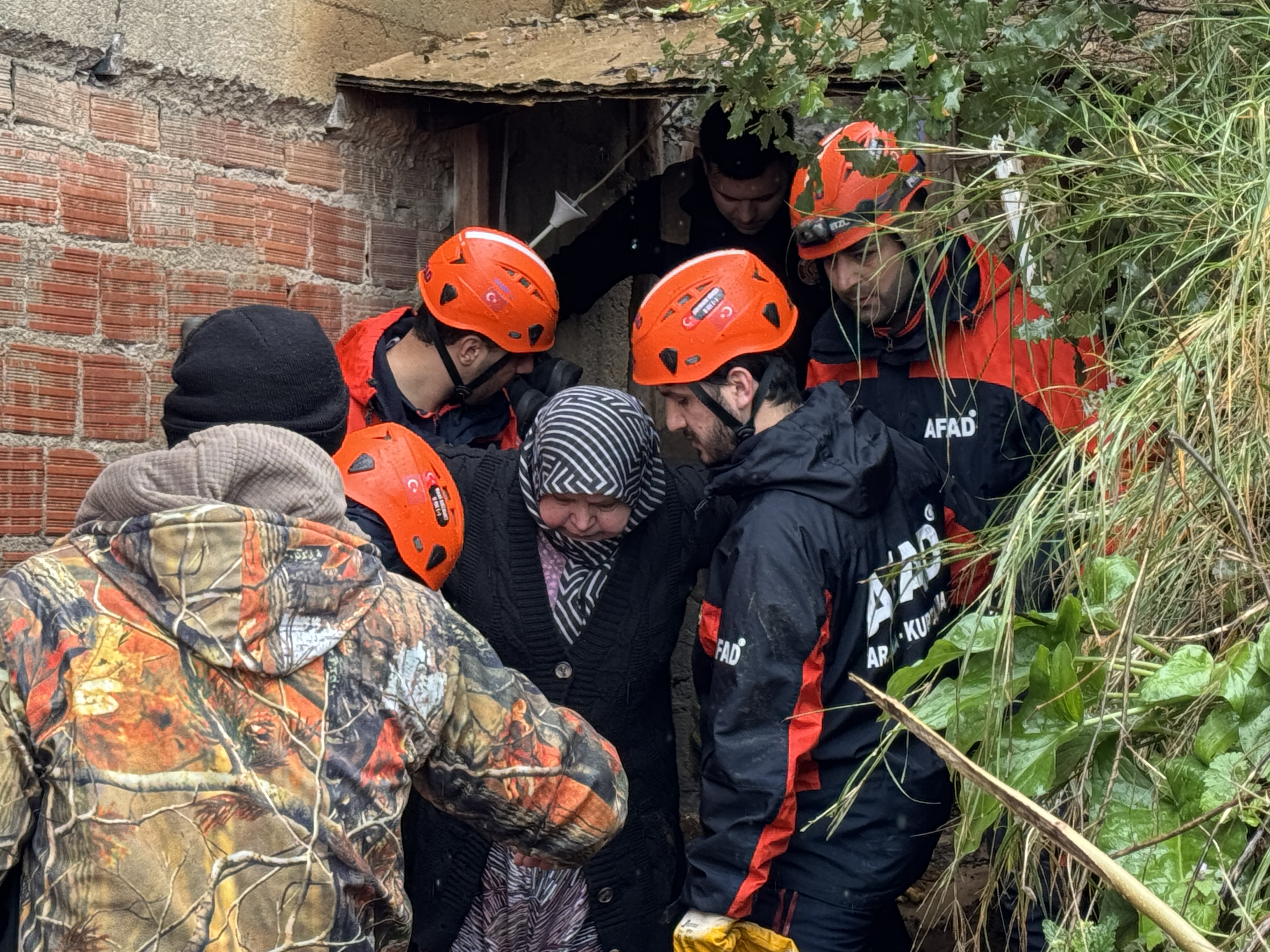Bursa'da toprak kayması nedeniyle evinde mahsur kalan kadın kurtarıldı