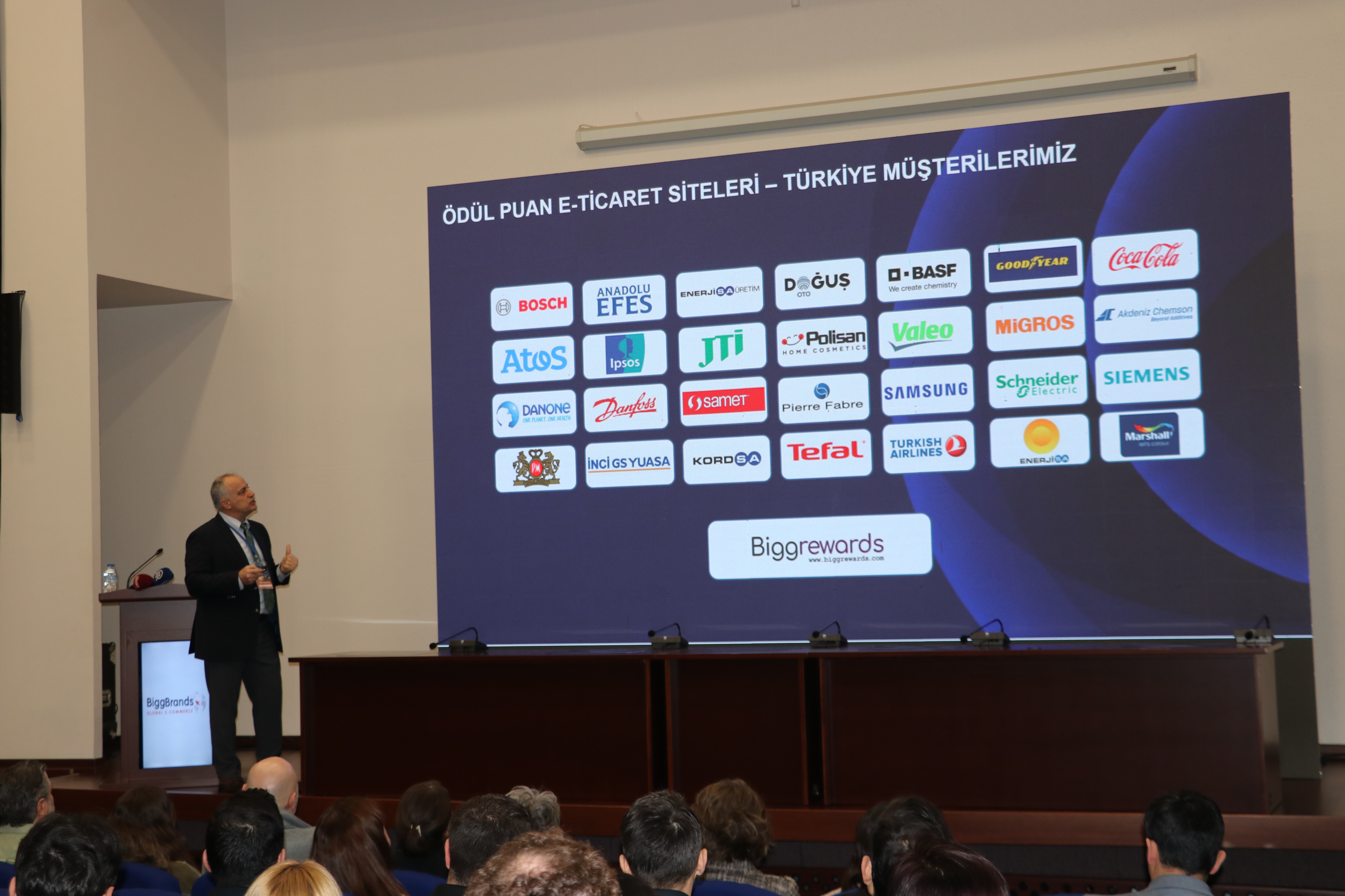 Bursa'da "Türkiye'den Dünyaya E-İhracat" konferansı düzenlendi