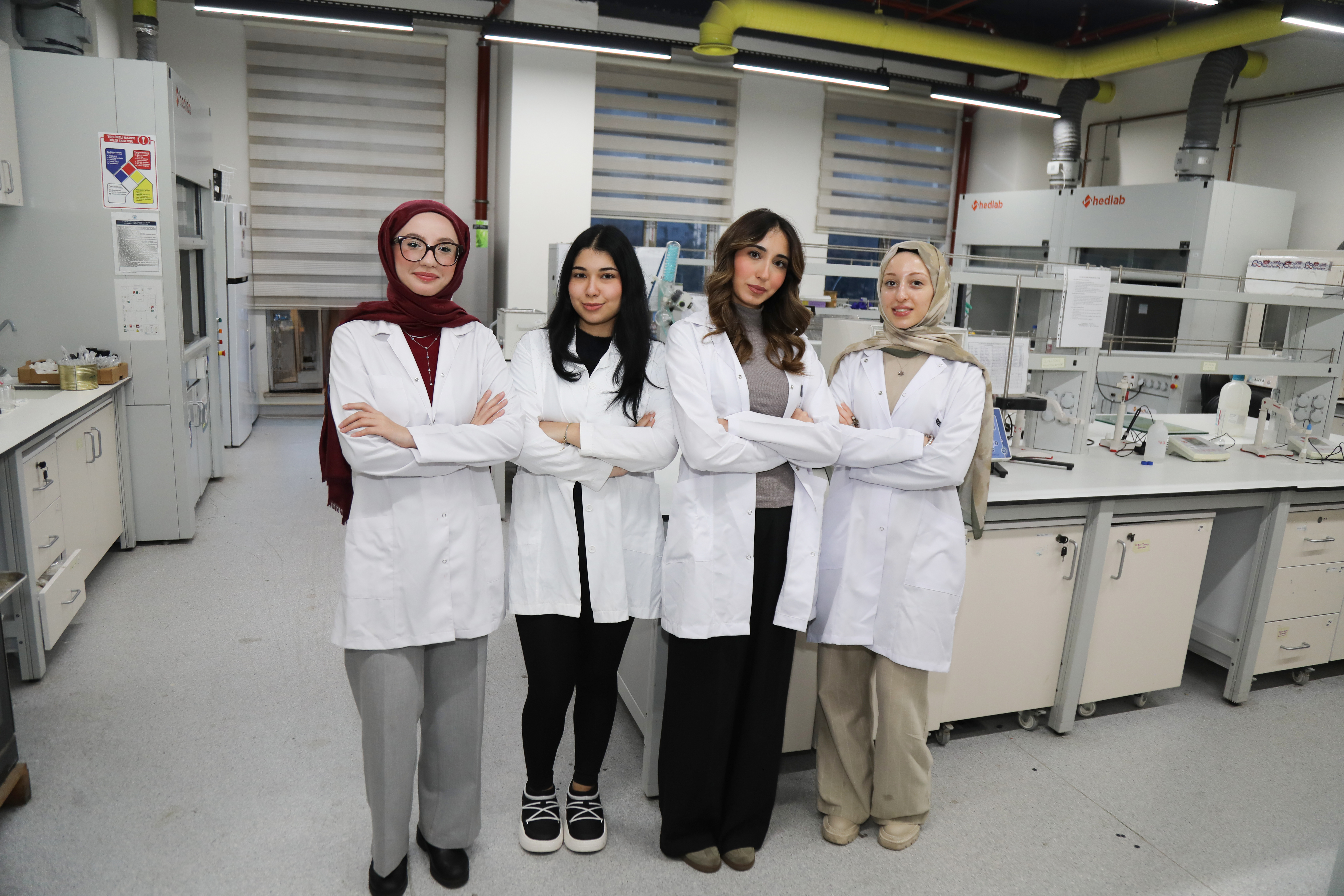 Bursa'da üniversite öğrencileri nişasta atıklarından ambalaj filmi üretti