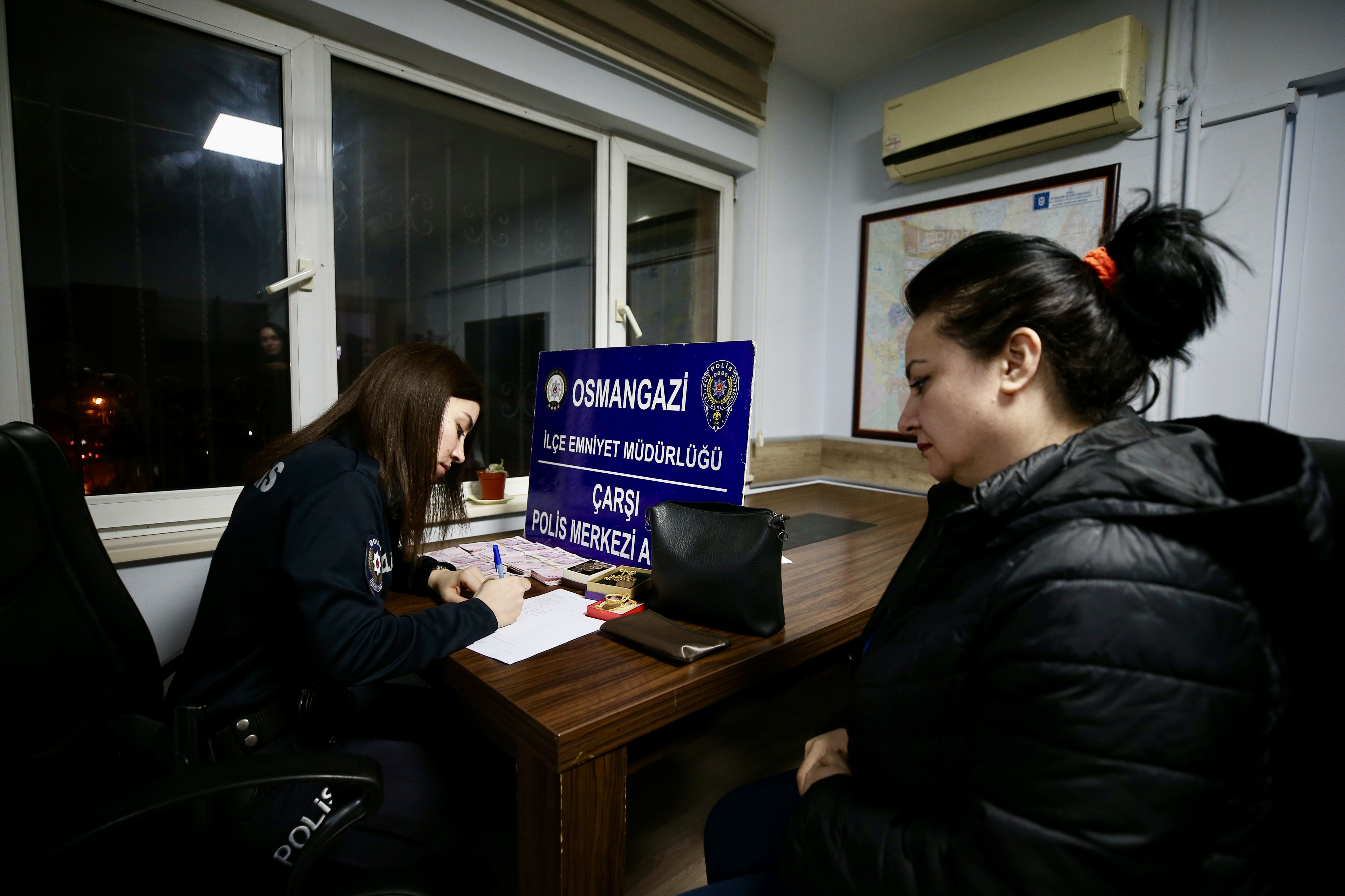 Bursa'da unutulan altın ve para dolu çanta sahibine teslim edildi