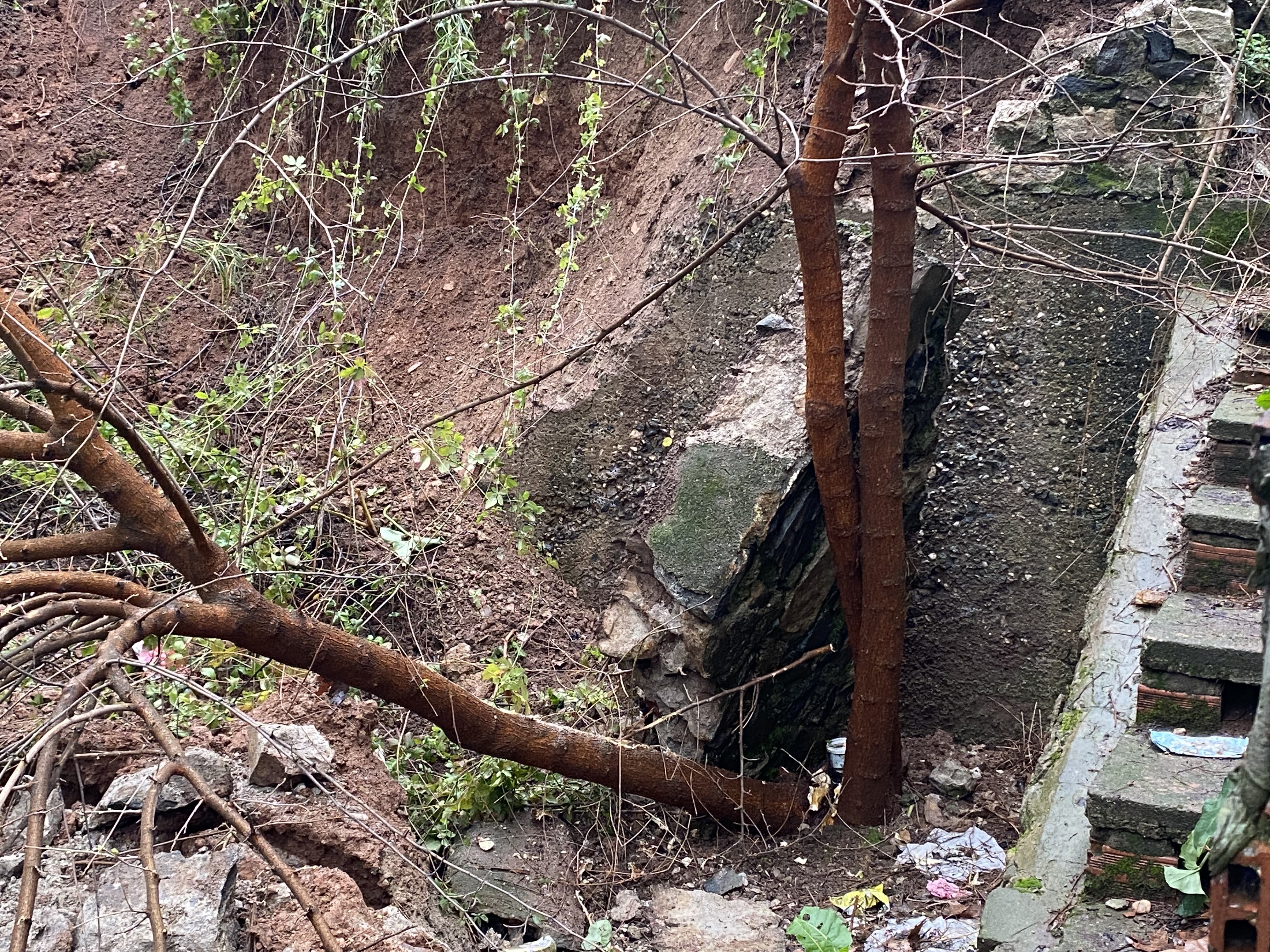 Bursa'da yağış sonrası istinat duvarı çöktü