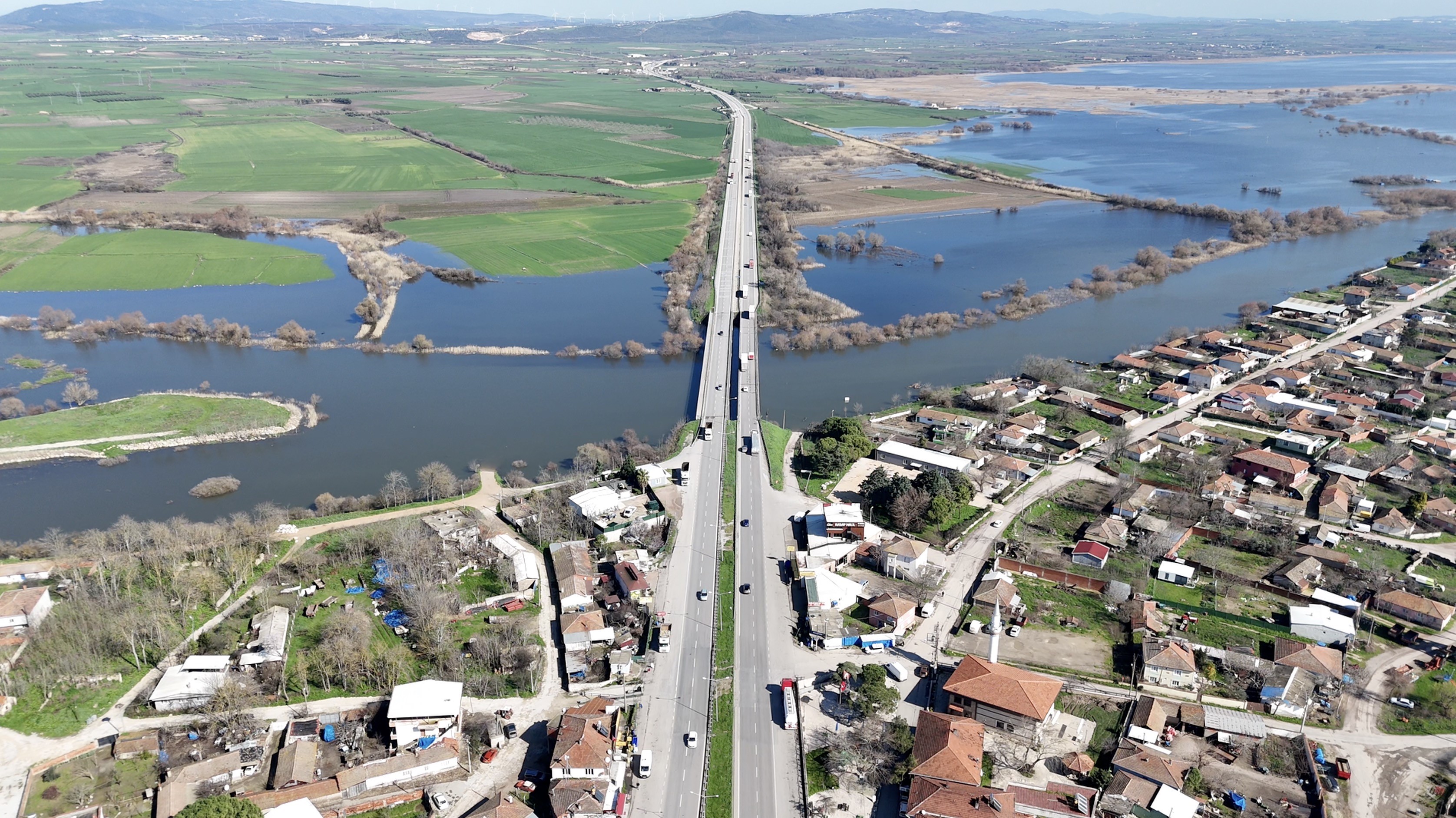 Bursa'da yağışlar göl seviyesini yükseltince evlerin bahçeleri sular altında kaldı