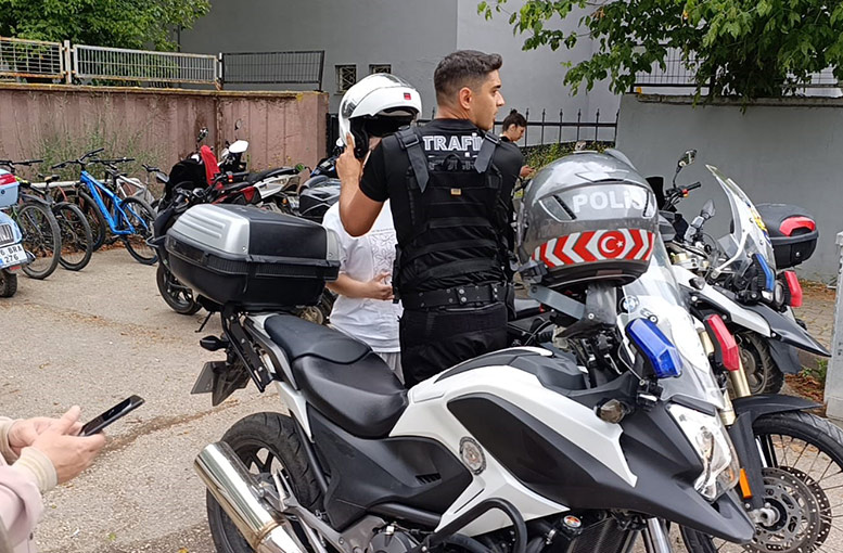 Bursa'da yanlış okula gelen adayların yardımına polis koştu