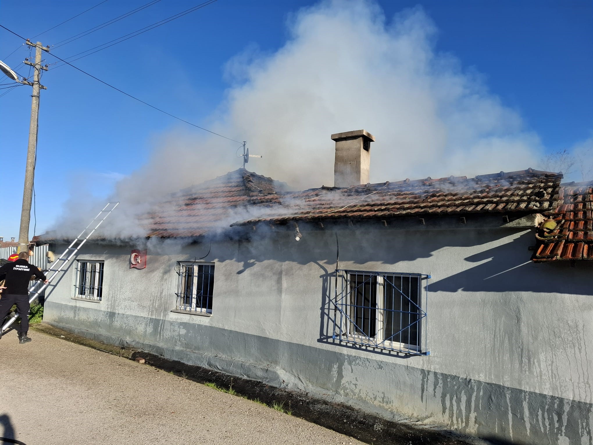 Bursa'da yaşlı çiftin evi alevlere teslim oldu