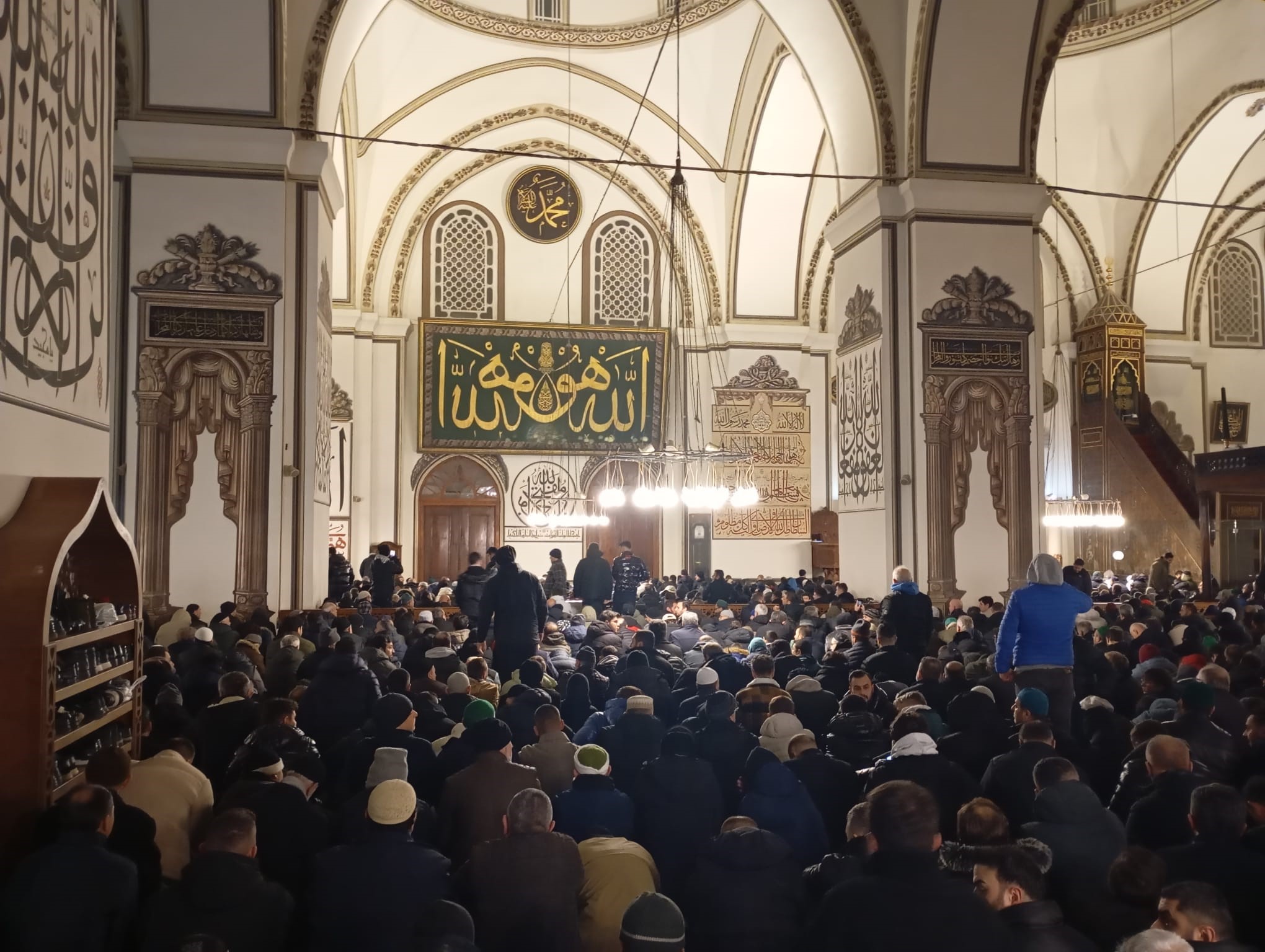 Bursa’da yılın ilk sabah namazı kar altında Ulucami’de kılındı