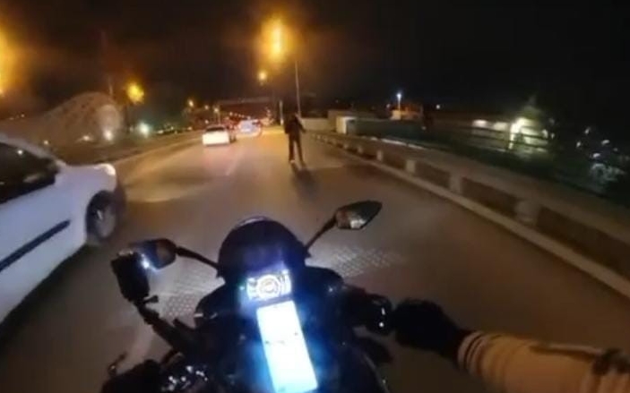 Bursa'da yola fırlayan kadın kazaya davetiye çıkardı