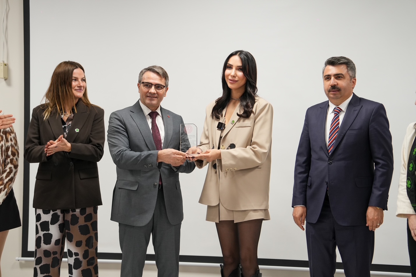 Bursa'da Yoncadır Kadın Derneği'nin ikinci kütüphanesi açıldı