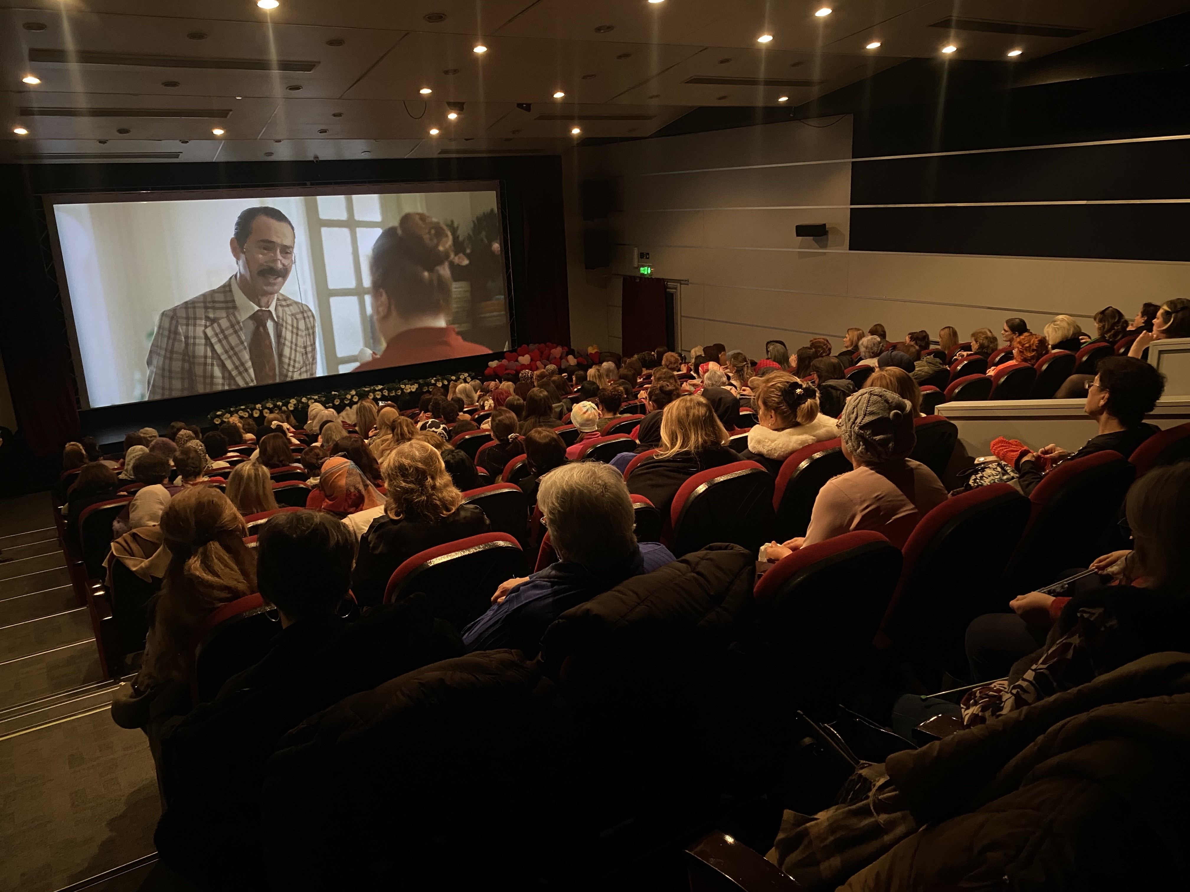 Bursa'da yüzlerce kadın aynı anda iyilik için ilmek attı