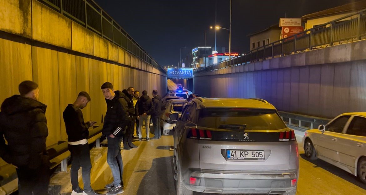 Bursa’da Zincirleme Kaza: 3 Yaralı, “Yavaş Gelmiyorsun” Kavgası