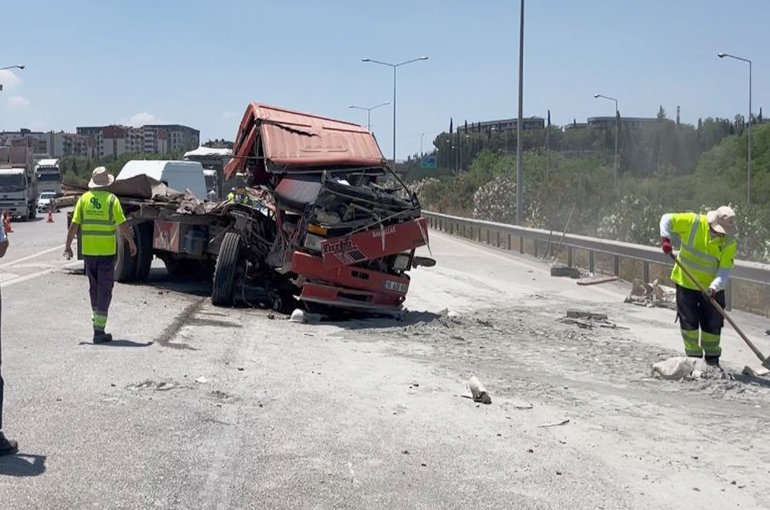 Bursa’da Zincirleme Kaza: Tır Sürücüsü Hayatını Kaybetti!