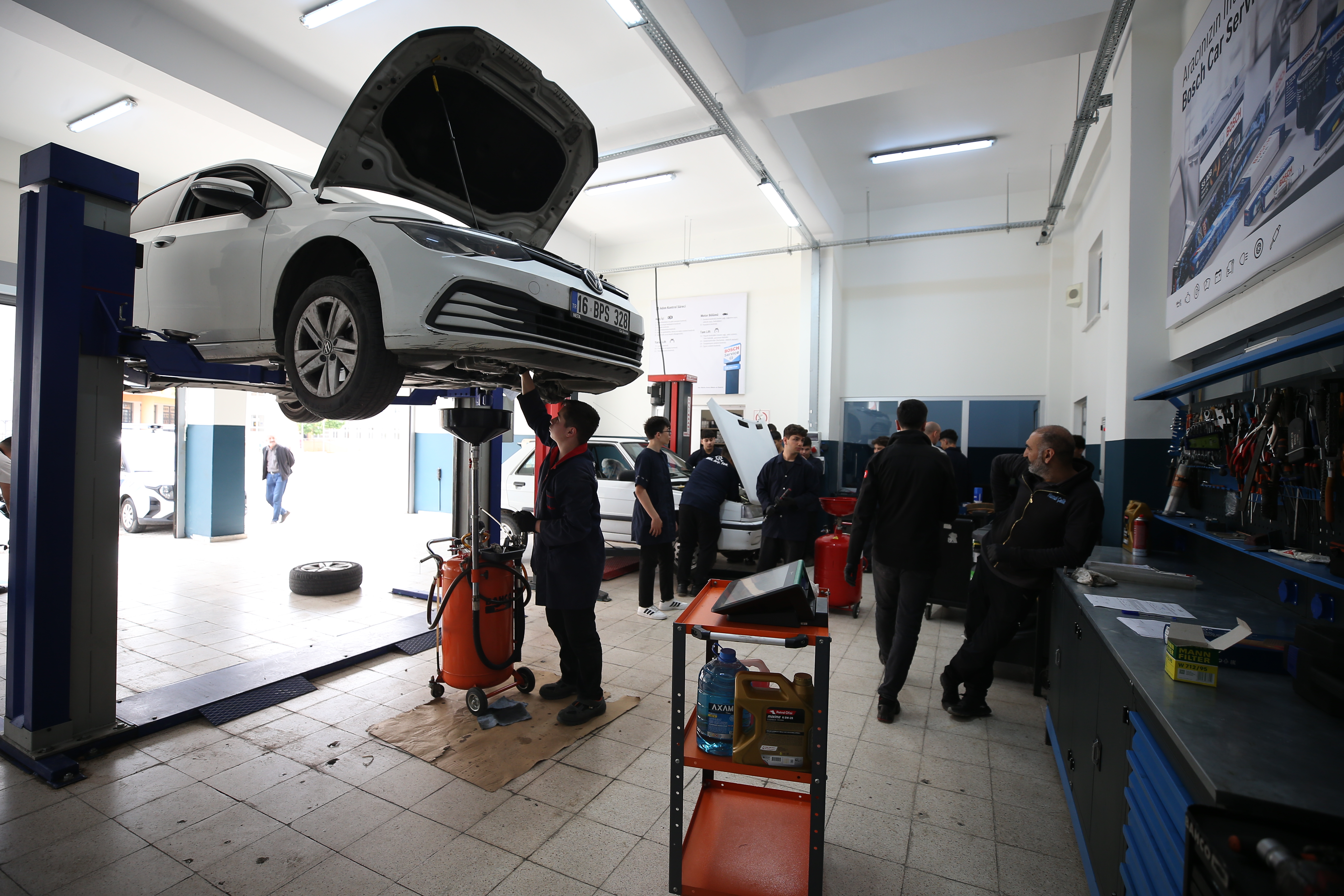 Bursa'daki meslek lisesi öğrencileri okul atölyesinde araç bakım ve onarımı yapıyor