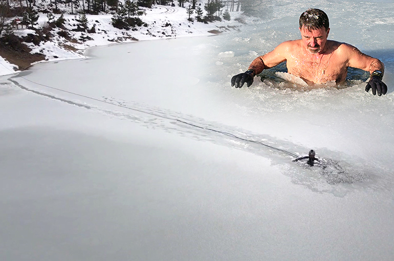 Bursalı Dağcıdan 6 Yıldır Süren Gelenek: Uludağ’da Buz Tutan Göle Girdi