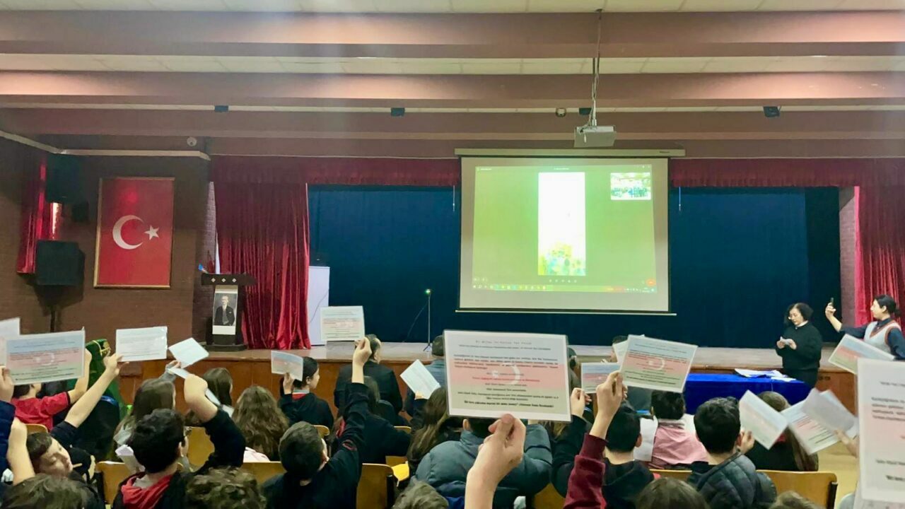 Bursalı öğrencilere Bakü’den mektup