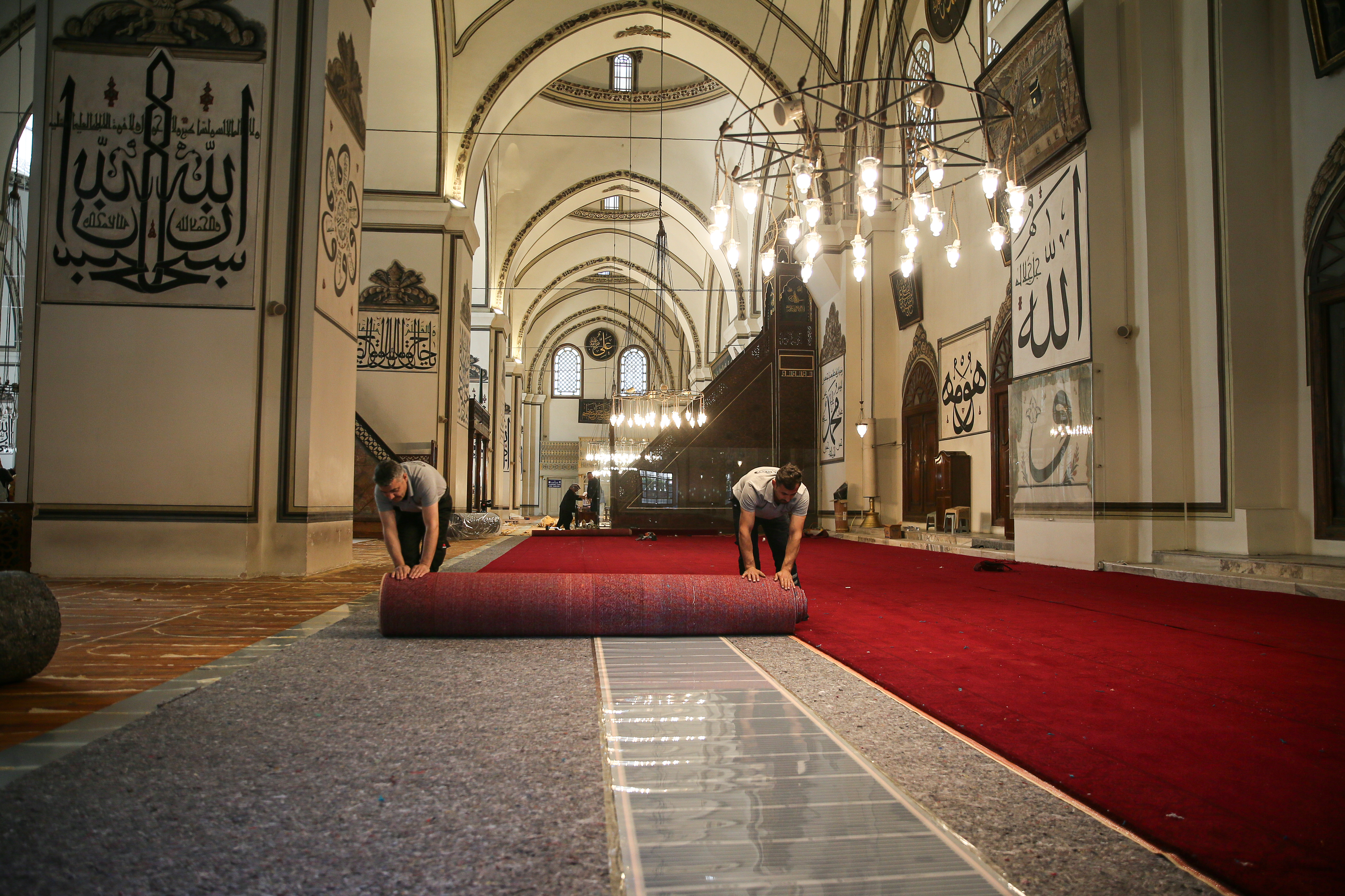 Bursa'nın simgesi Ulu Cami'nin halıları yenileniyor