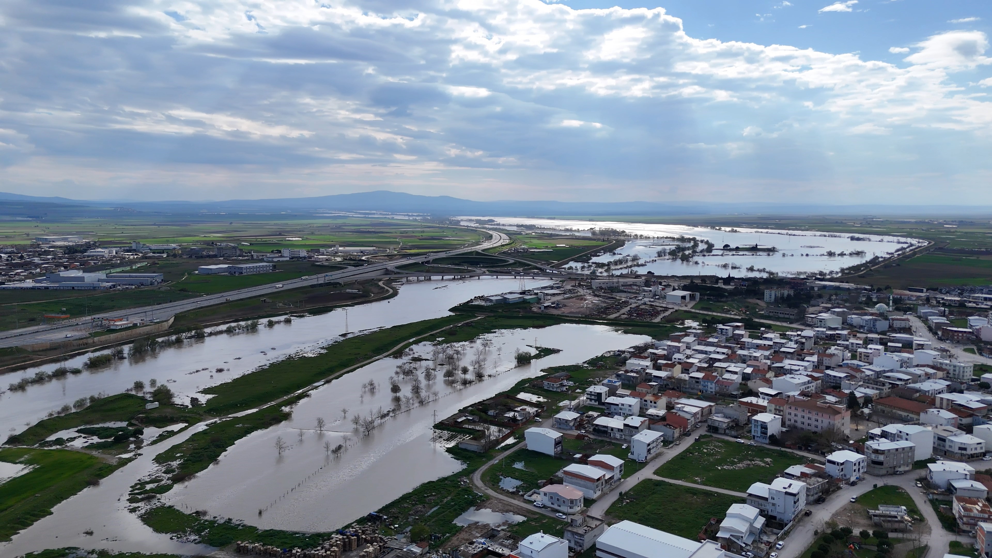 Bursa’yı Sel Vurdu: Karacabey’de Tarım Arazileri Göle Döndü!