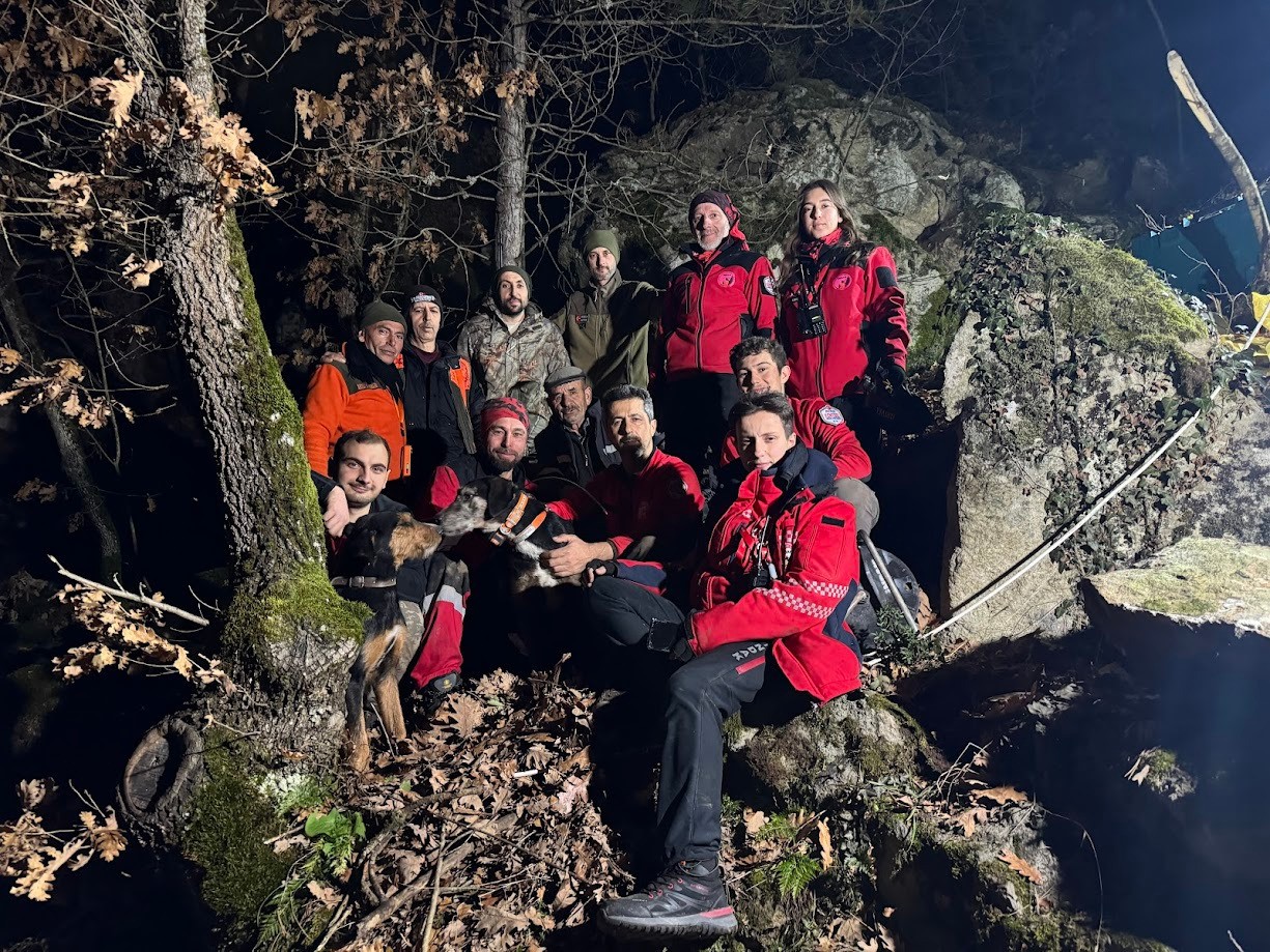 Çakal inine giren av köpekleri 7 saat sonra kurtarıldı