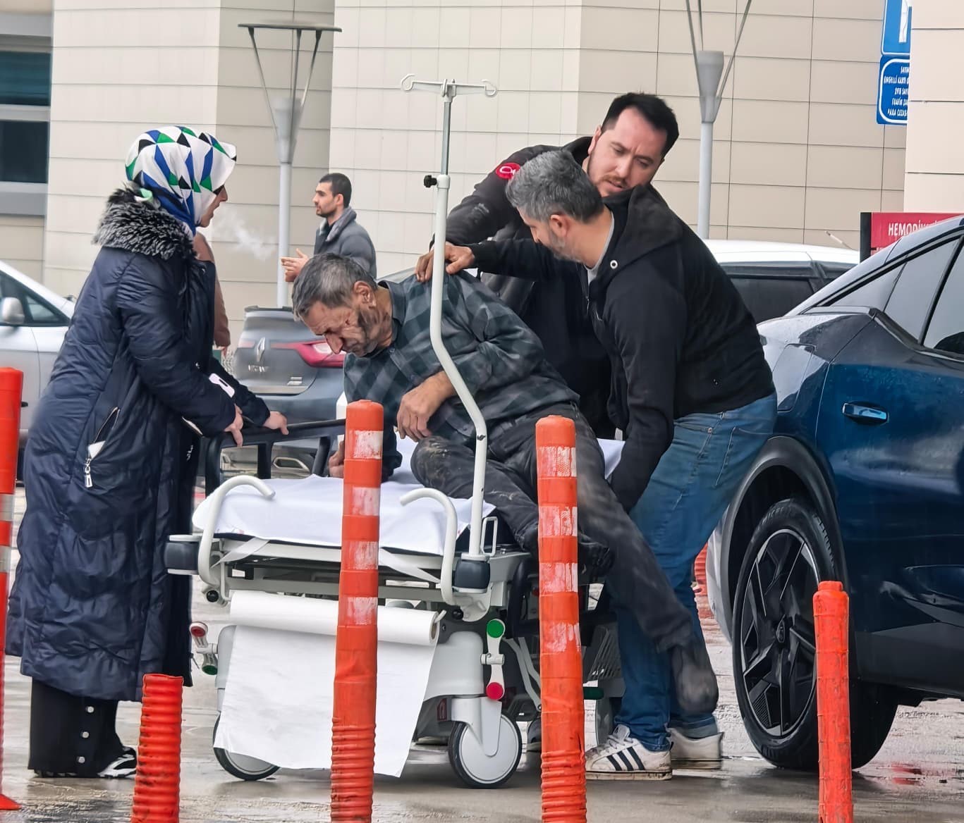 Çatıdan düşen adam yaralandı