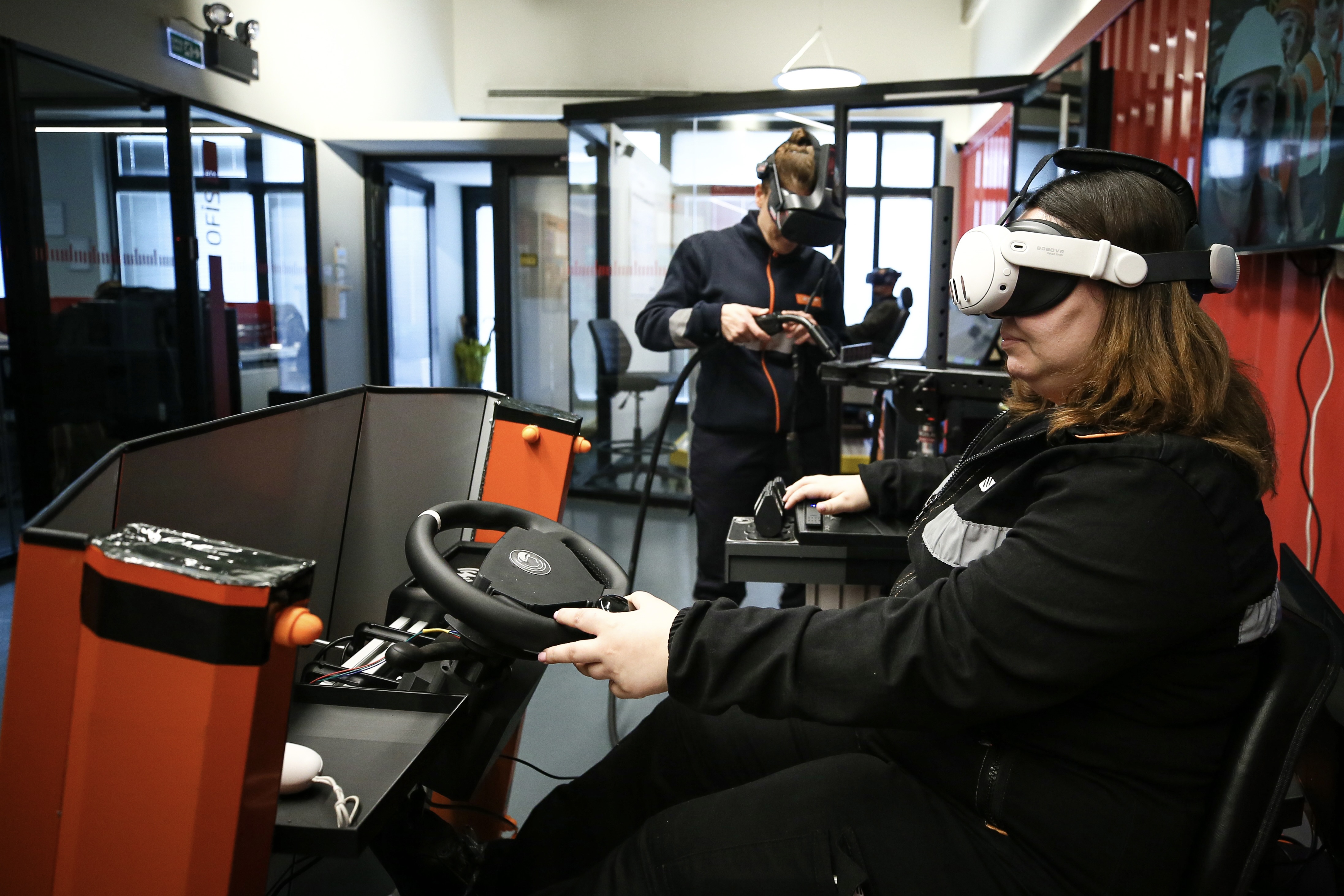 Çelik fabrikasında kurulan teknik akademide 5 branşta operatör yetiştiriliyor