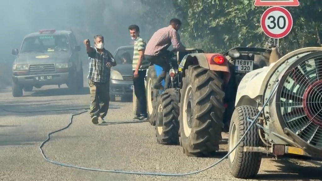 Çiftçiler traktörleriyle yangın bölgesine koştu