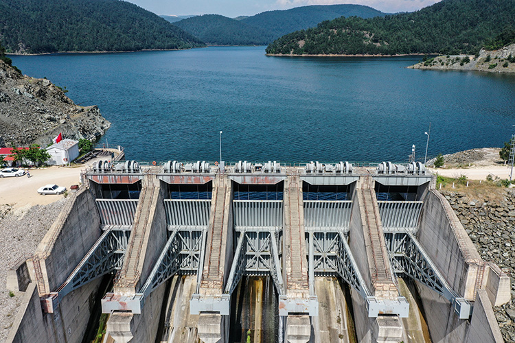 Çınarcık Barajı doldu, kontrollü su salınıyor