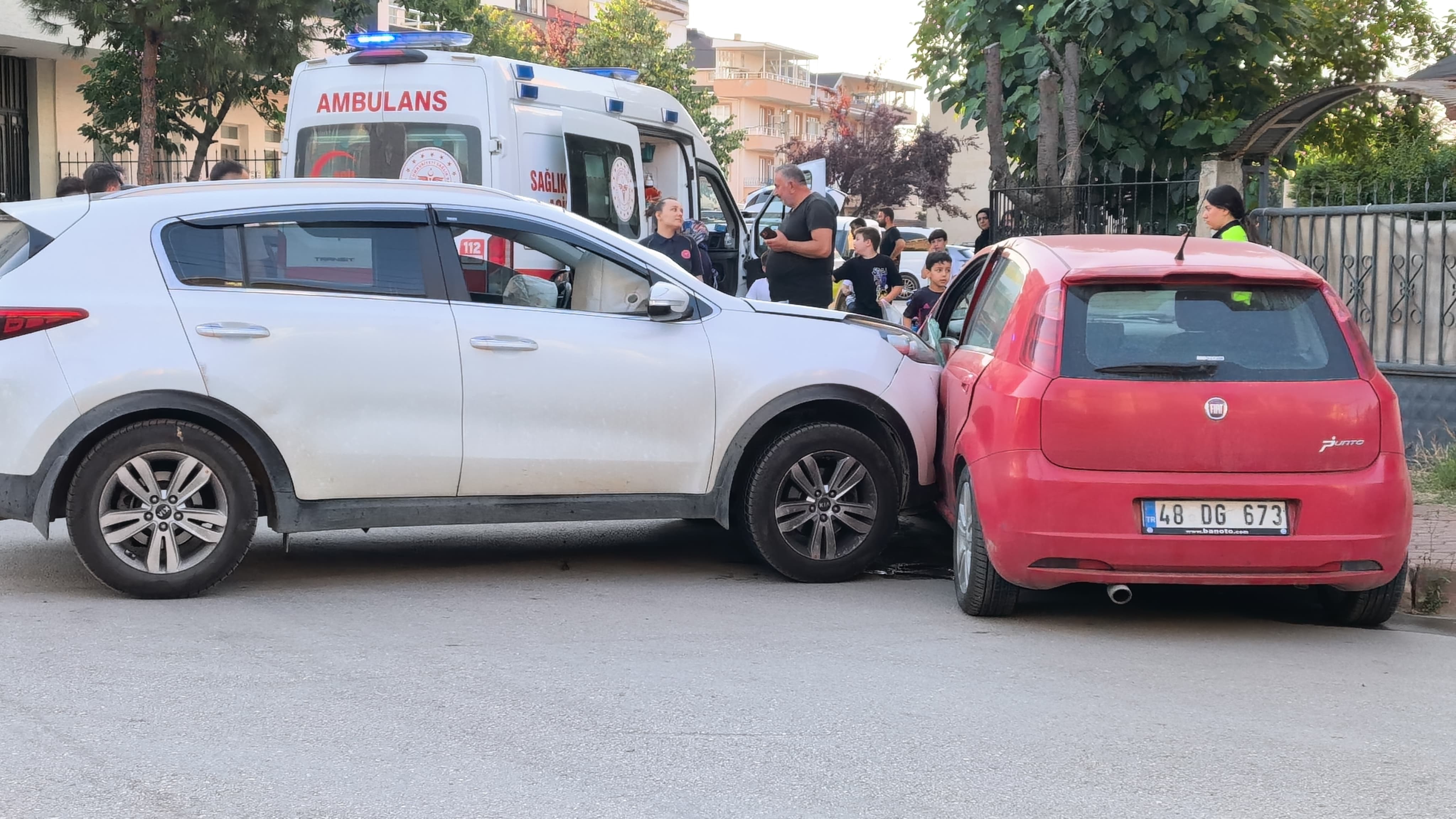 Cipin Çarptığı Otomobil 5 Metre Sürüklendi! 4 Kişi Yaralandı!