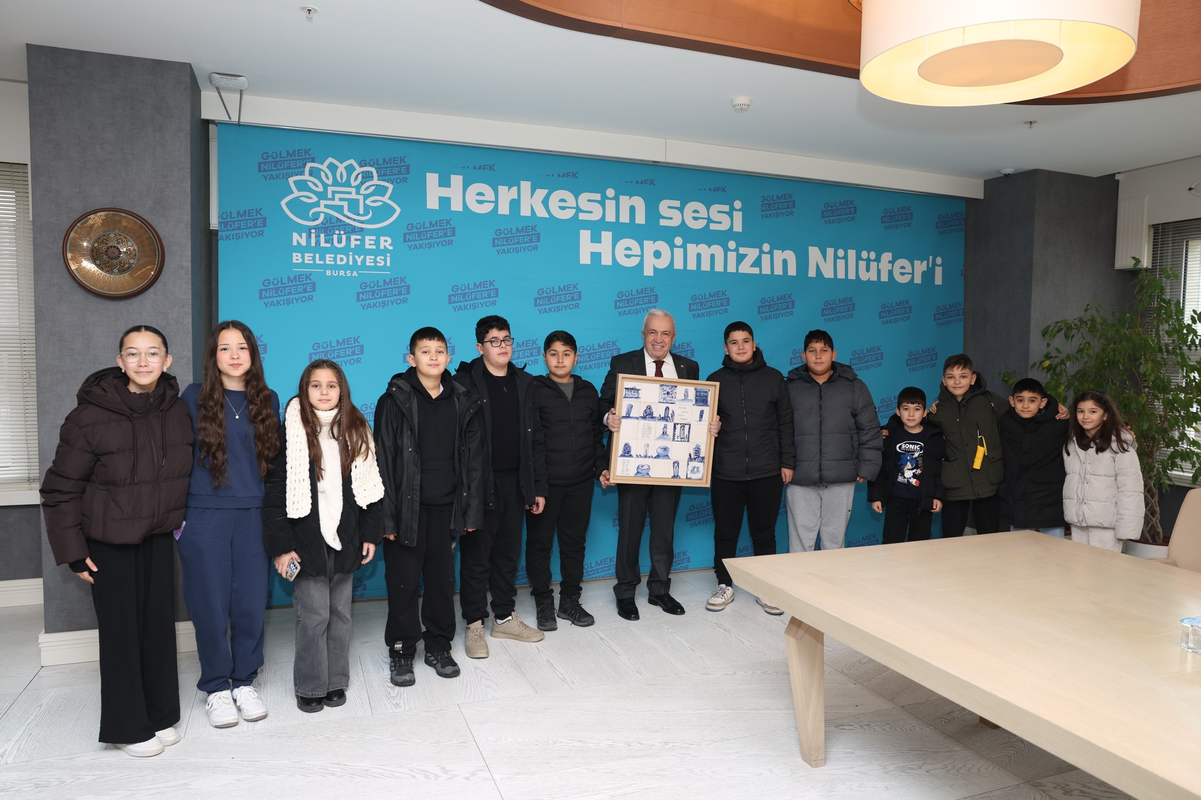 Çocuklar el emeklerini Başkan Şadi Özdemir’e hediye etti