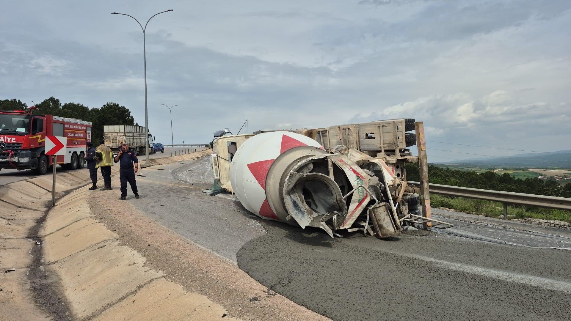Devrilen beton mikserinin sürücüsü yaralandı