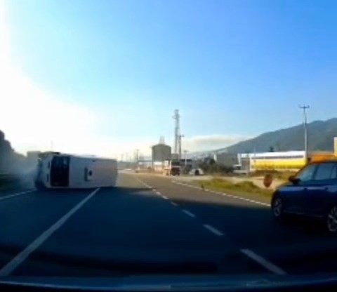 Devrilen minibüs, yolun karşısına geçti