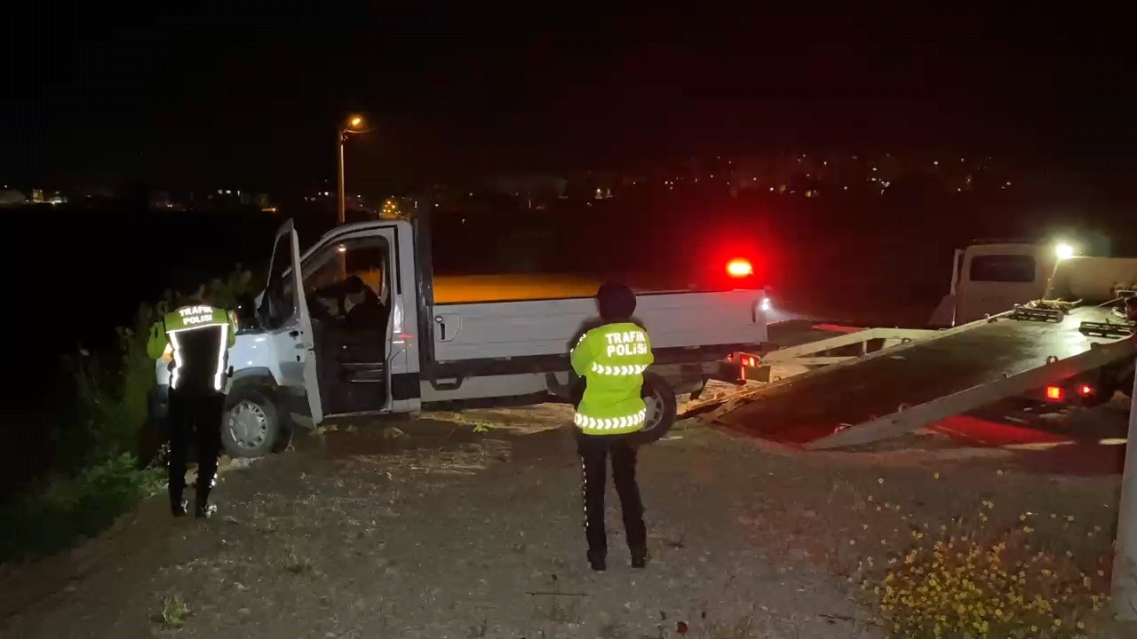 Direksiyon hakimiyetini kaybeden sürücü şarampole uçtu