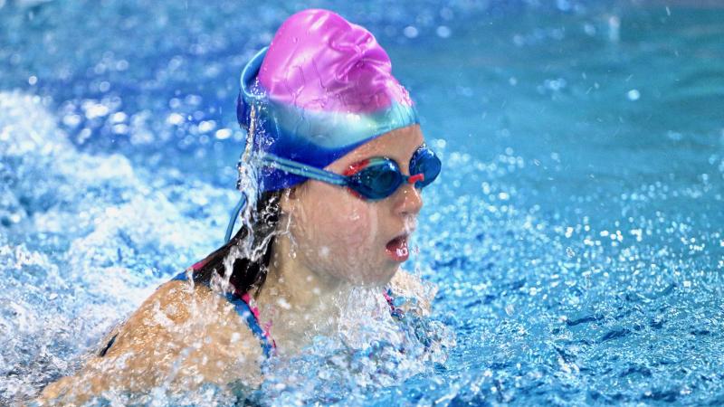 Down sendromlu Pelinsu kalbindeki engeli kulaçlarıyla aştı