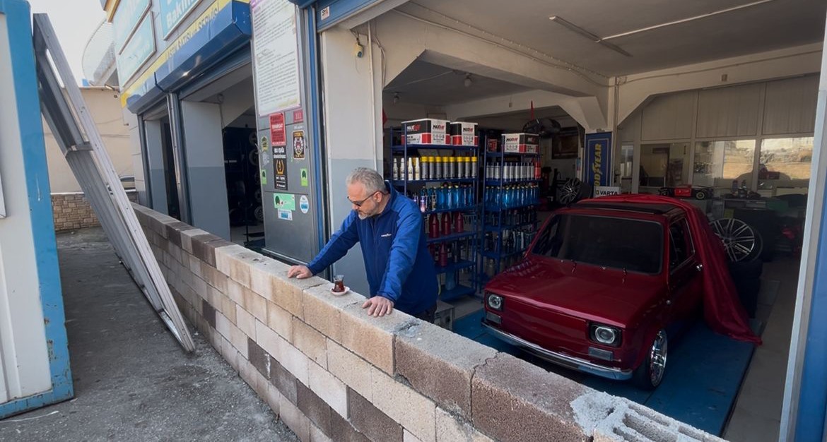 Dükkanın önüne duvar ördü, kiracısı isyan etti: "Bizi açık cezaevine çevirdi"