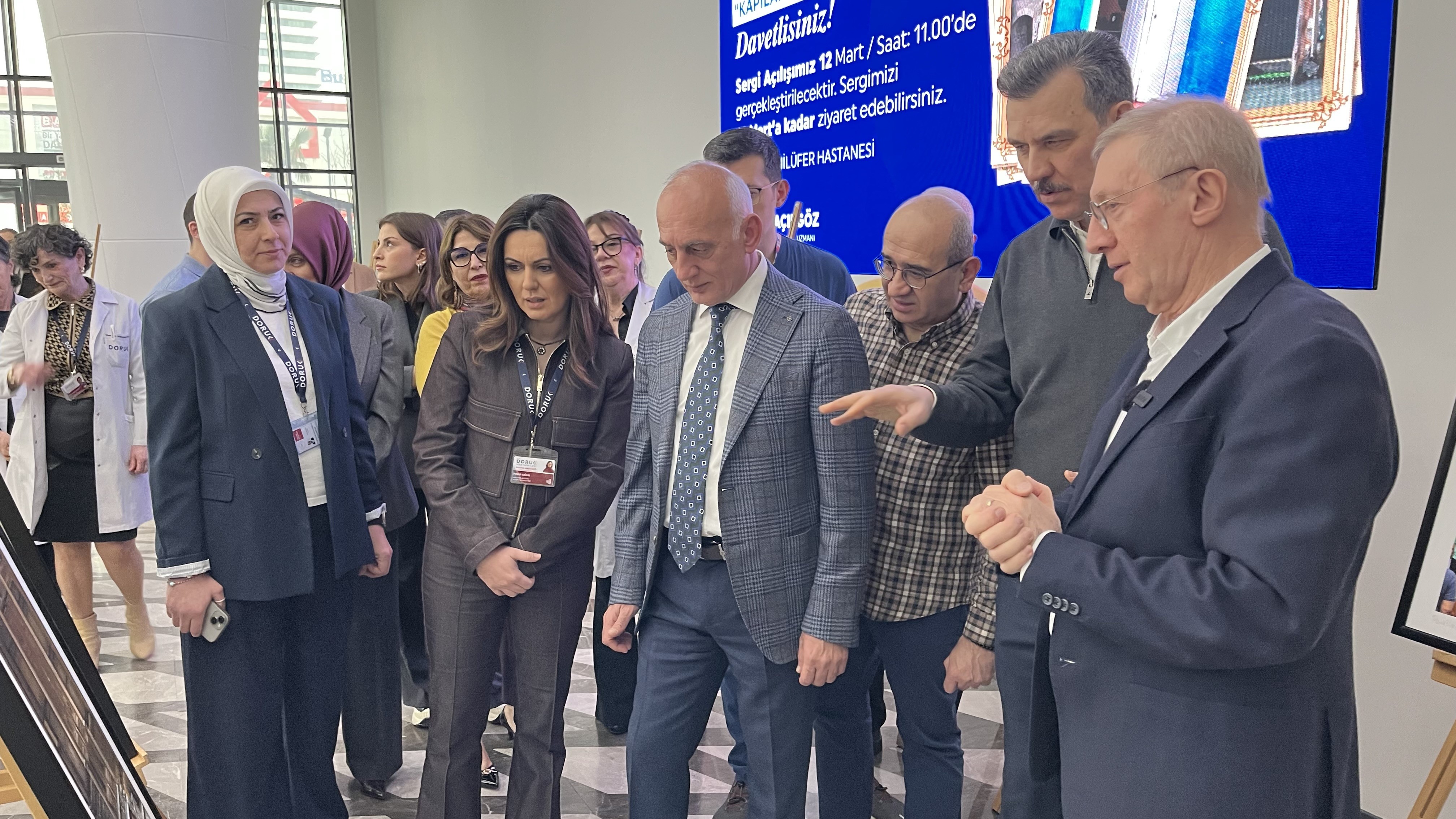 Dünyanın kapıları Bursa'daki hastanenin koridoruna açıldı