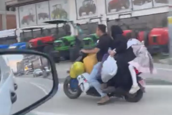 Elektrikli scooter üzerindeki tehlikeli yolculuk