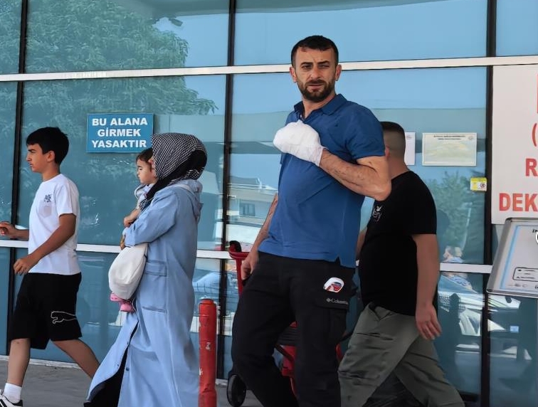 Elini makineye kaptıran işçinin parmağı koptu