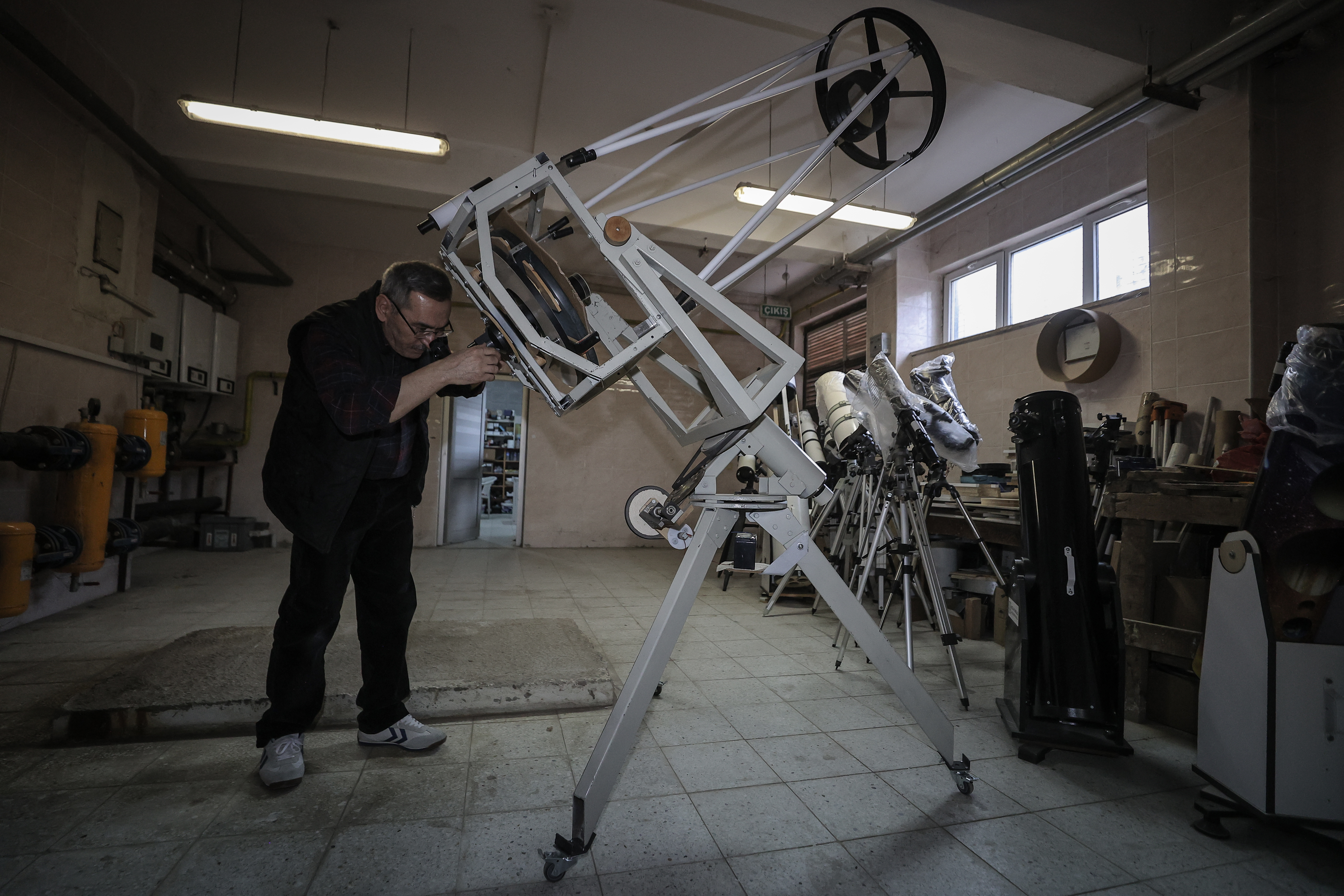 Emekli öğretmen 20 yıldır teleskop üretiyor!