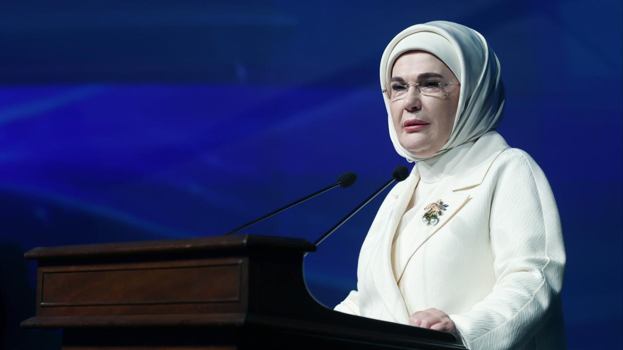 Emine Erdoğan'dan karne alan öğrencilere tebrik