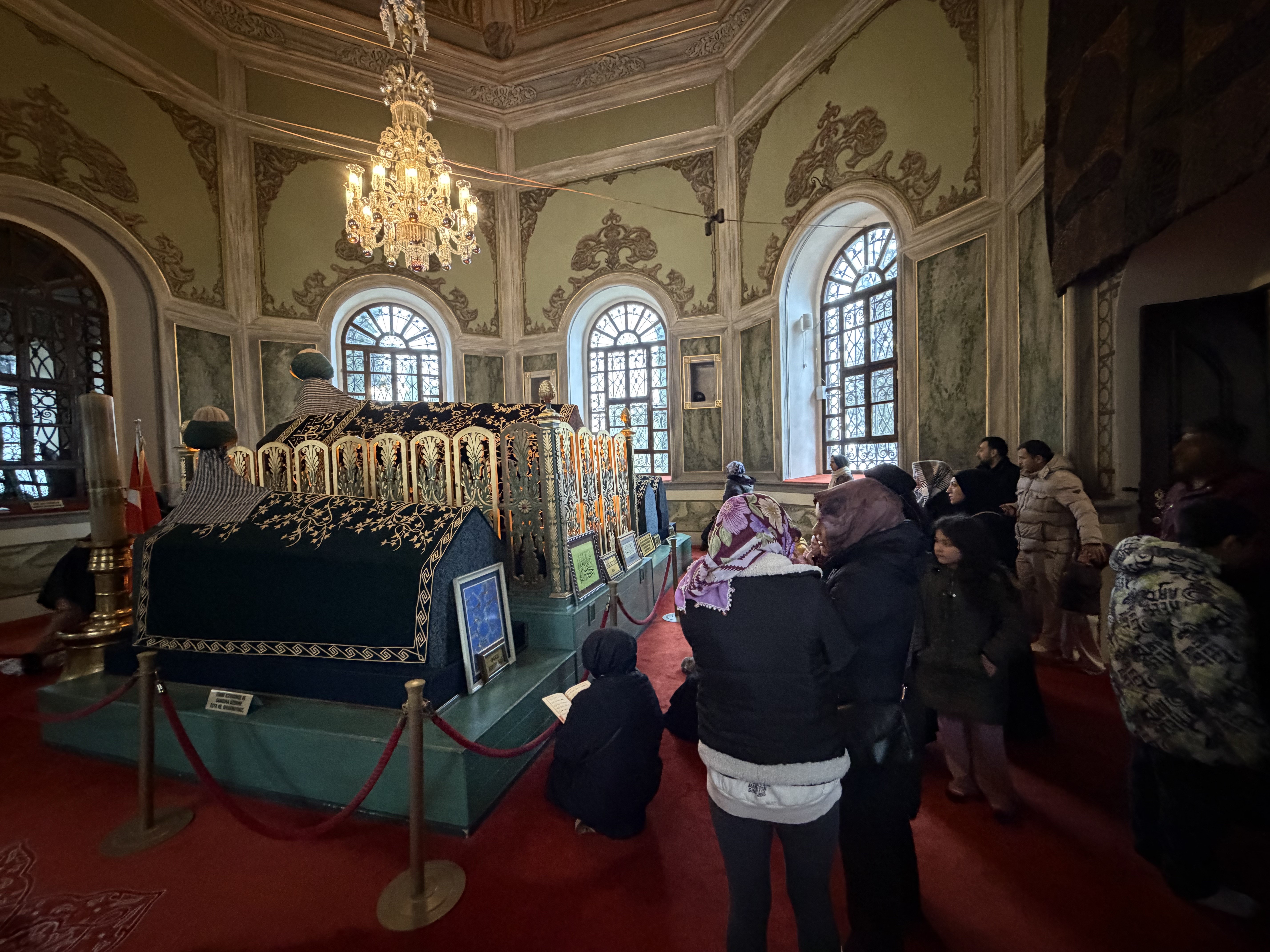 Emirsultan Türbesin’deki sakal-ı şerife ziyaretçi akını