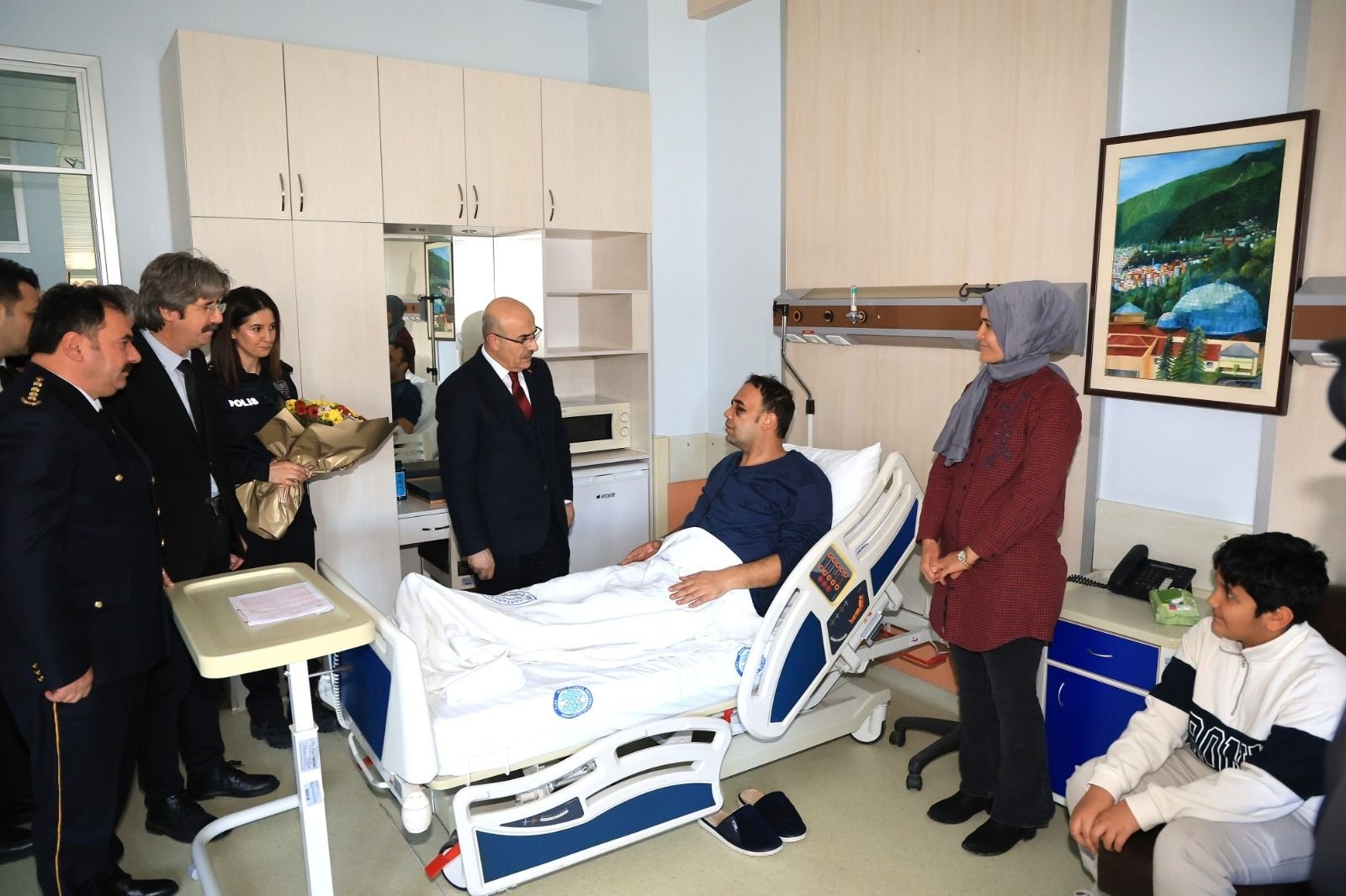 Emniyet Genel Müdürü Mahmut Demirtaş, DEAŞ saldırısında yaralanan polisi hastanede ziyaret etti