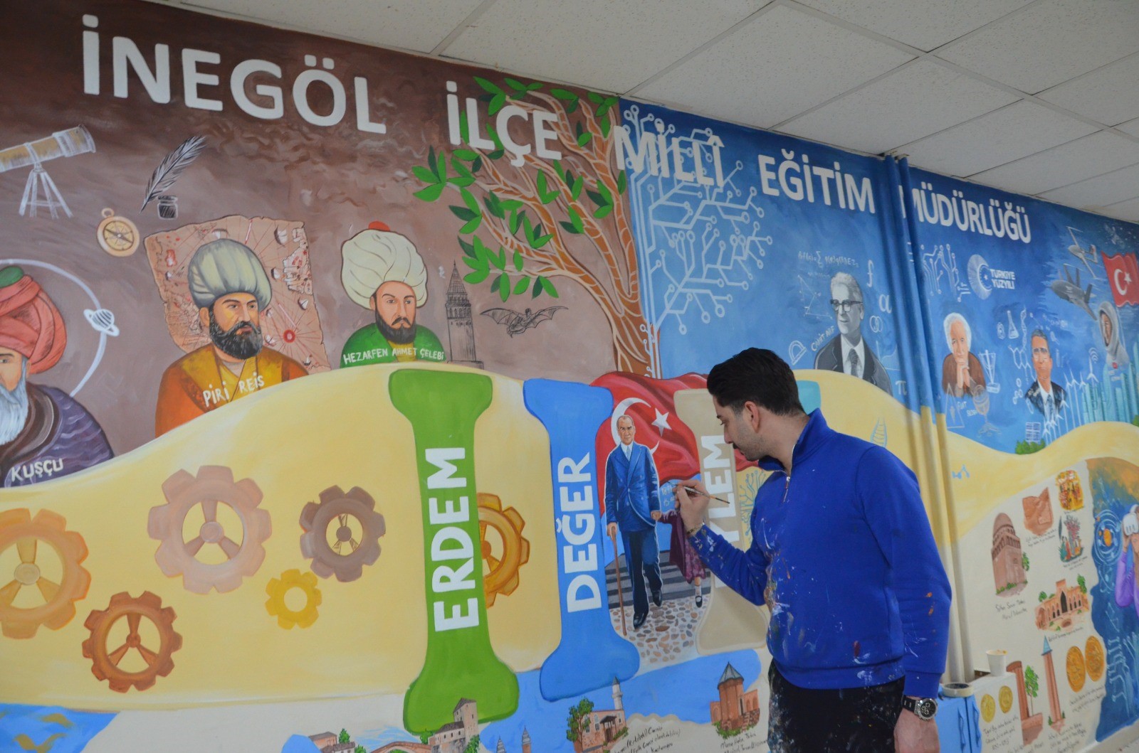 Engelli öğretmen hayal gücünü kullandı, Türkiye Yüzyılı Maarif Modeli müfredatını duvara resmetti