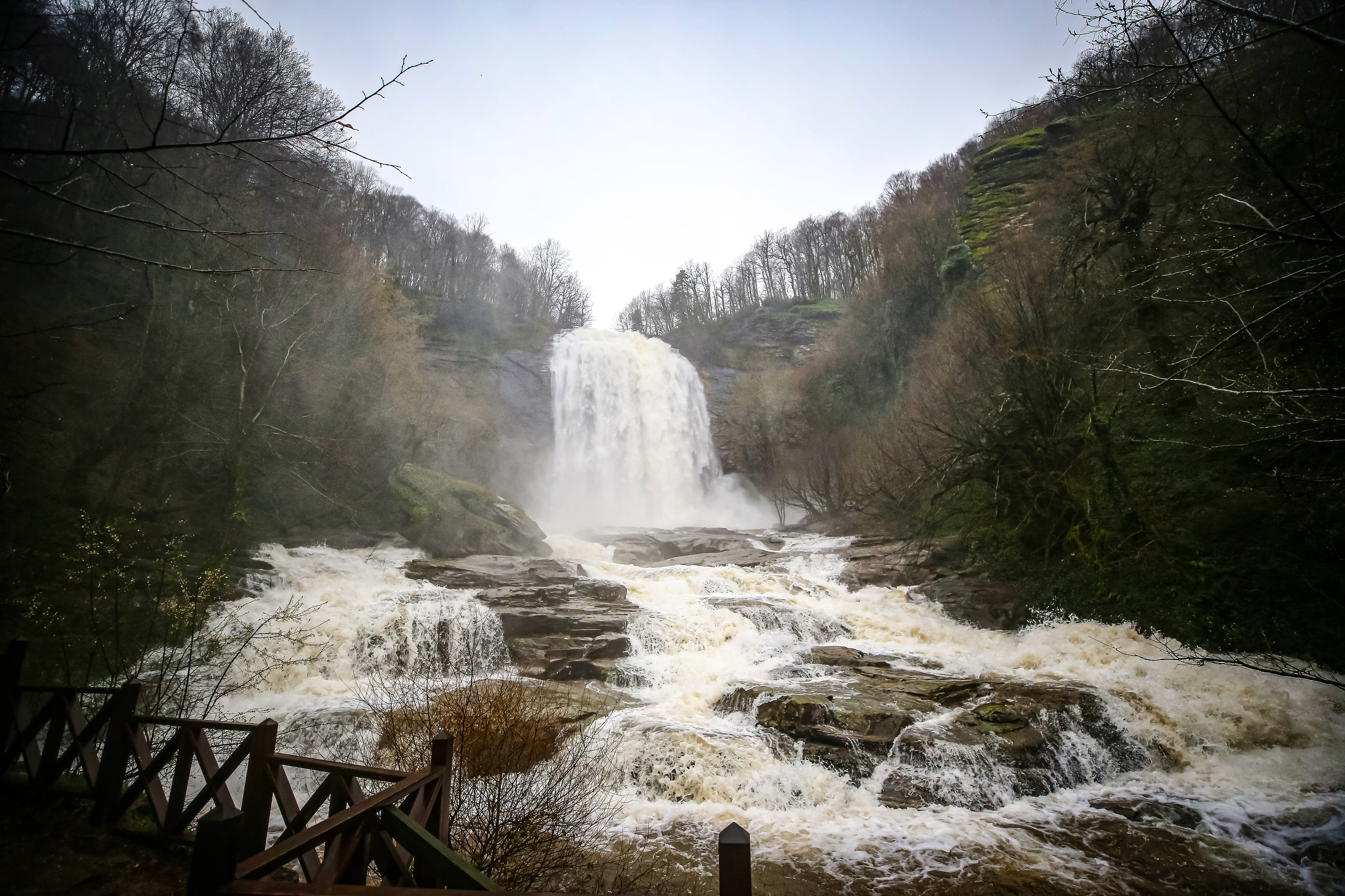 Fay kırığıyla oluşan Suuçtu Şelalesi bahar yağışlarıyla coştu