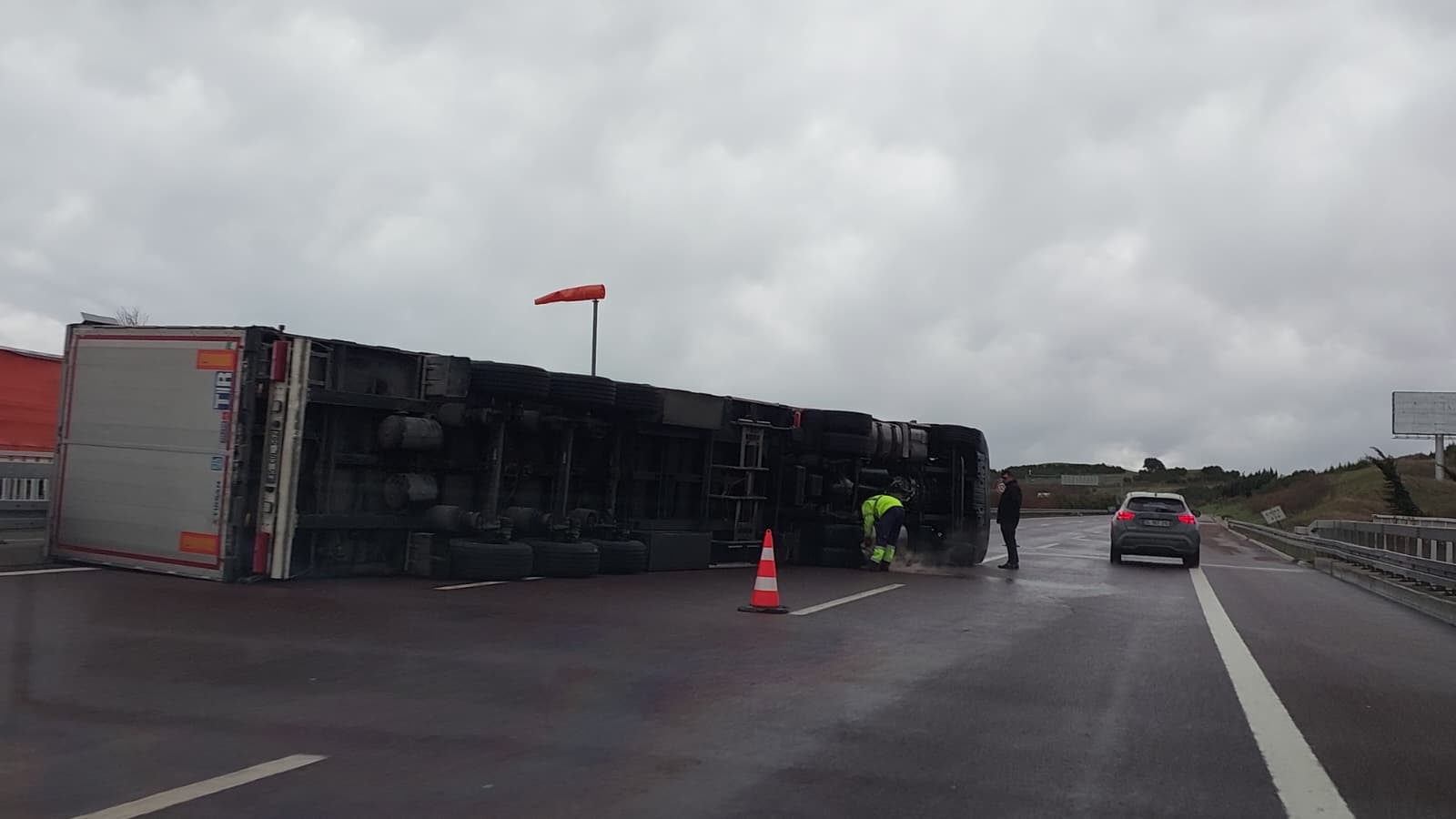 Fırtına otobanda tırı devirdi, sürücü kendi imkanlarıyla böyle çıktı