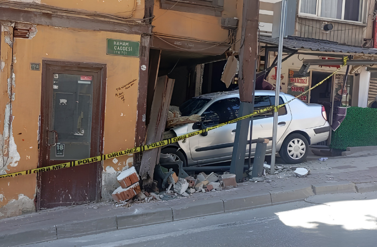 Freni boşalan araç eve çarptı